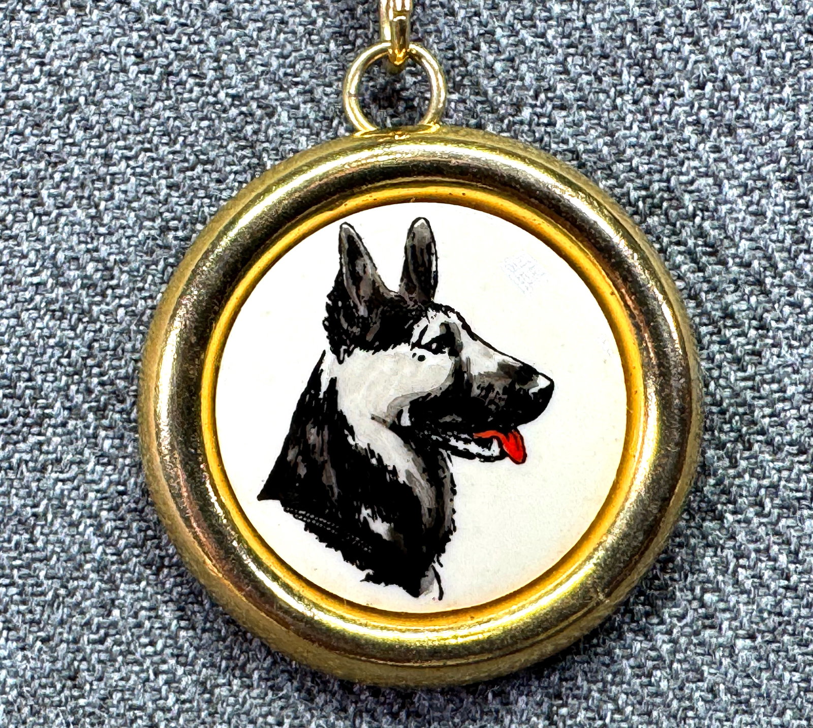 Vintage W Germany German Shepherd gold-tone keychain. Gold-tone. *f: Vintage W Germany German Shepherd gold-tone keychain. Gold-tone. Marked. For measures please refer to the pictures taken with a measuring tape. Weight: 12 Grams. IN HOUSE FLAT SHIPPING & HANDLING COST