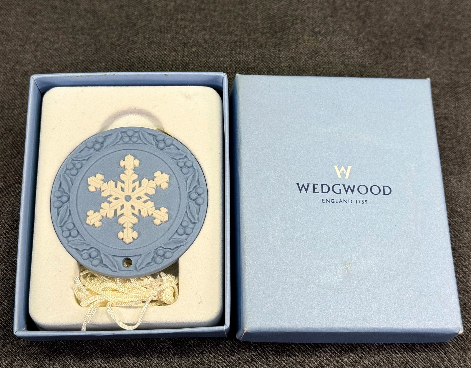 Wedgwood 2001 Blue & White Jasperware Snowflake Ornament with Box & label. *f: Wedgwood 2001 Blue & White Jasperware Snowflake Ornament with Box & label. For measures please refer to the pictures taken with a measuring tape. Weight: 46 Grams. IN HOUSE FLAT SHIPPING & HANDLING CO