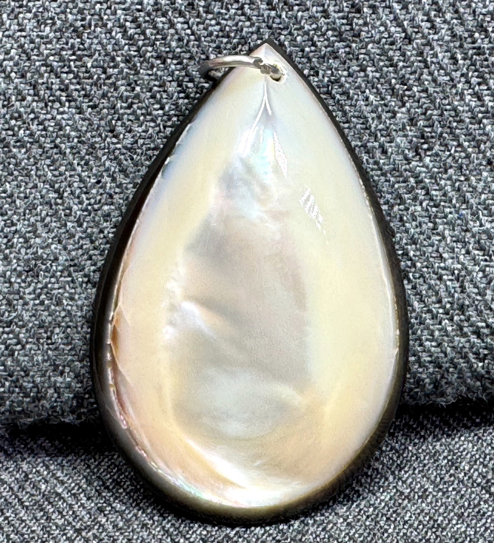 Vintage mother of pearl abalone drop pendant. Marked Tahiti . *f: Vintage mother of pearl abalone drop pendant. Marked Tahiti. For measures please refer to the pictures taken with a measuring tape. Weight: 10 Grams. IN HOUSE FLAT SHIPPING & HANDLING COST WITHIN ALL 