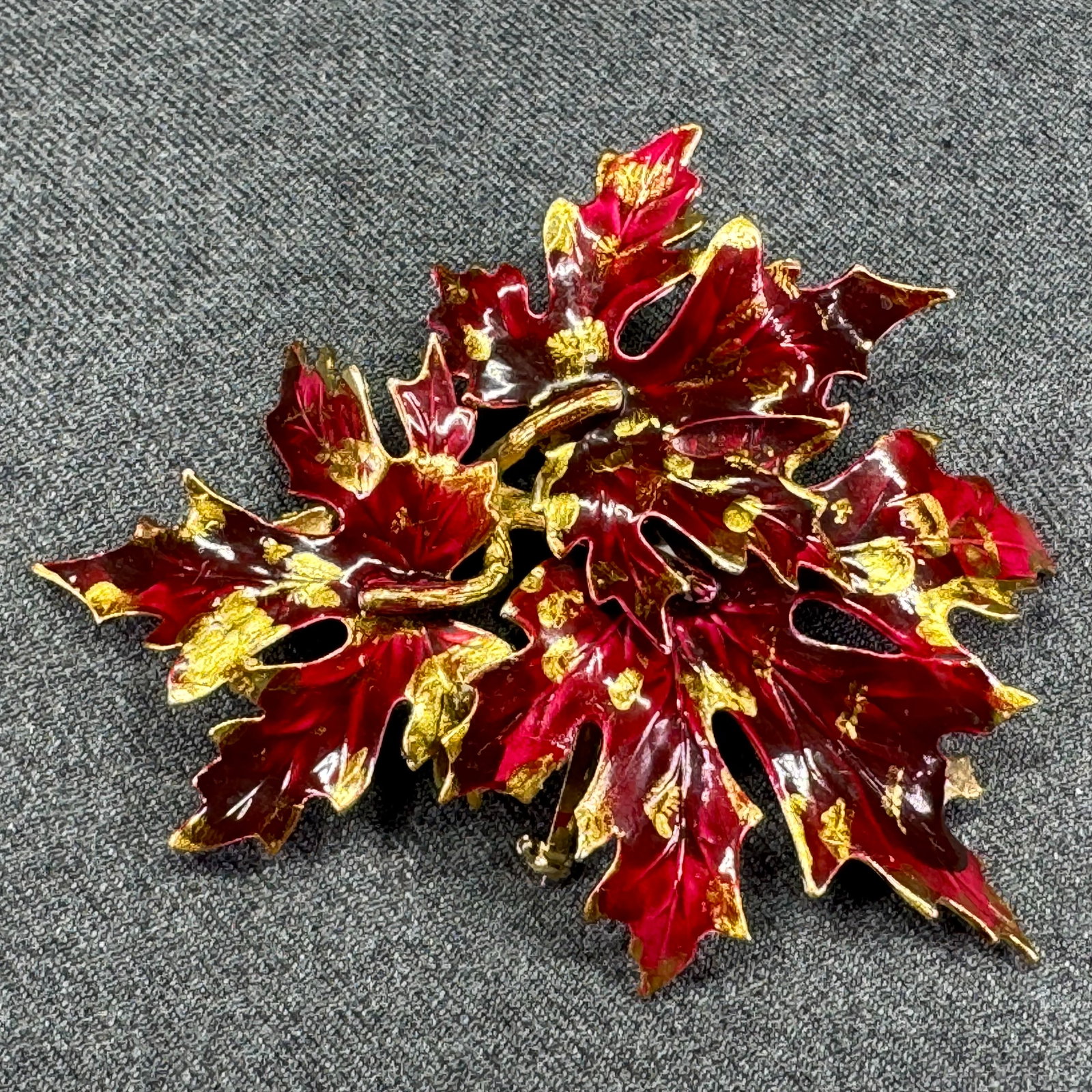 Vintage Weiss fall leaves large brooch pin. Enamel gold-toned metal. *e: Vintage Weiss fall leaves large brooch pin. Enamel gold-toned metal. Marked. For measures please refer to the pictures that were taken with a measuring tape. Weight: 22 Grams. IN HOUSE FLAT SHIPPING &
