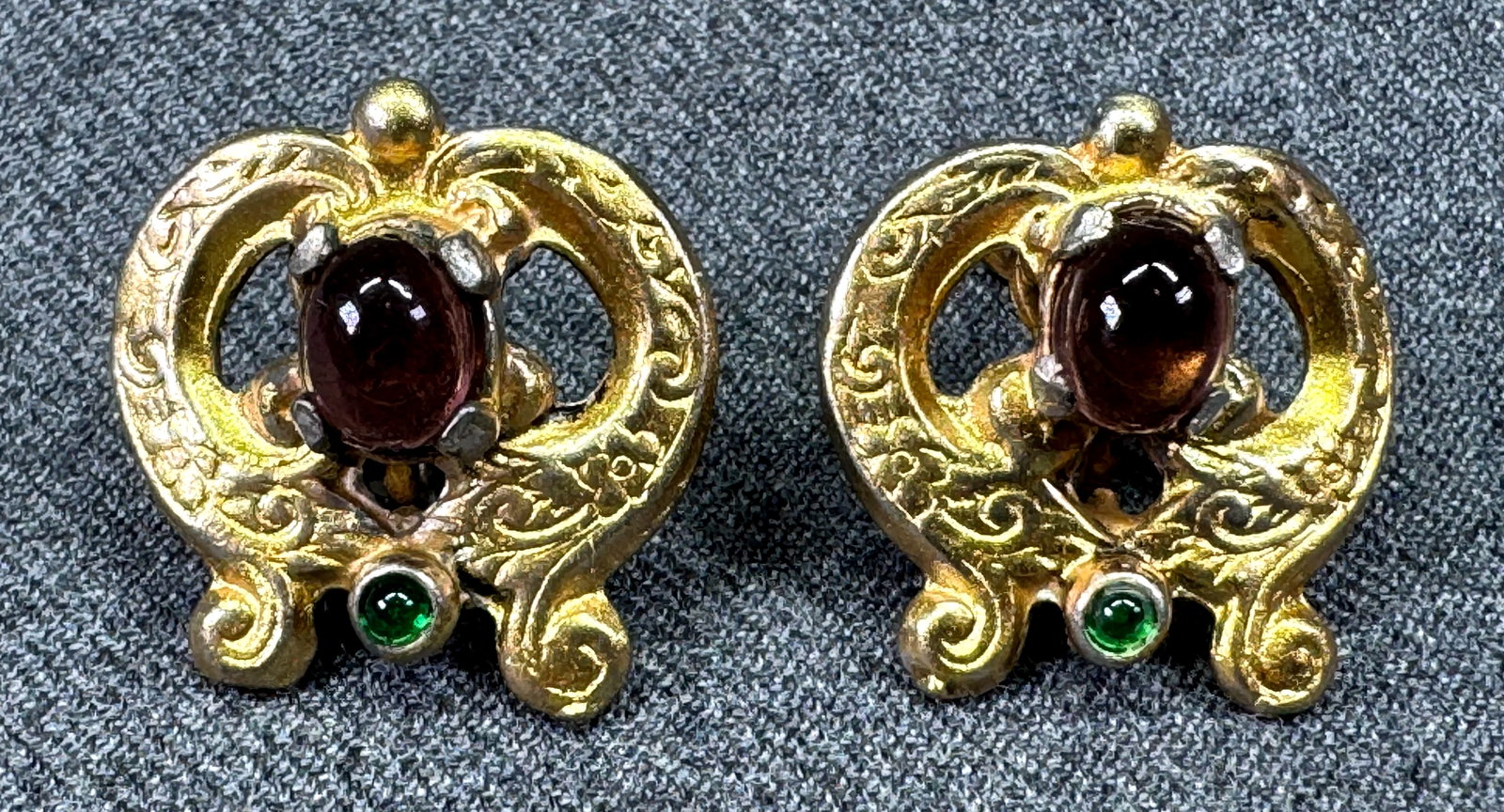Vintage etruscan revival glass cabs revival enamel goldtoned screw earrings *c: Vintage etruscan revival glass cabs revival enamel gold-toned screw earrings. Unmarked. For measures please refer to the pictures taken with a measuring tape. Weight: 11 Grams. IN HOUSE FLAT SHIPPING 