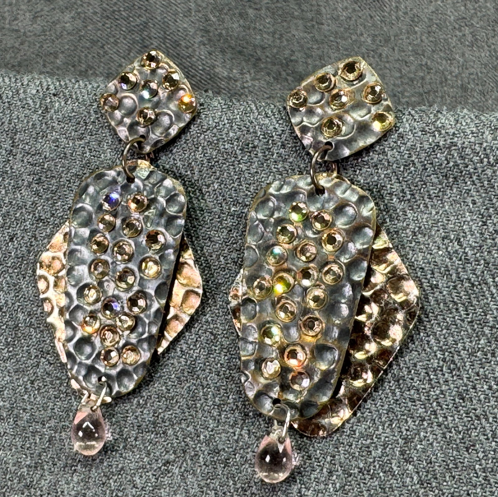 Vintage jeweled hammered coppered glass drop dangle stud earrings. *a: Vintage jeweled hammered coppered glass drop dangle stud earrings. Unmarked. For measures please refer to the pictures taken with a measuring tape. Weight: 12 Grams. IN HOUSE FLAT SHIPPING & HANDLING 