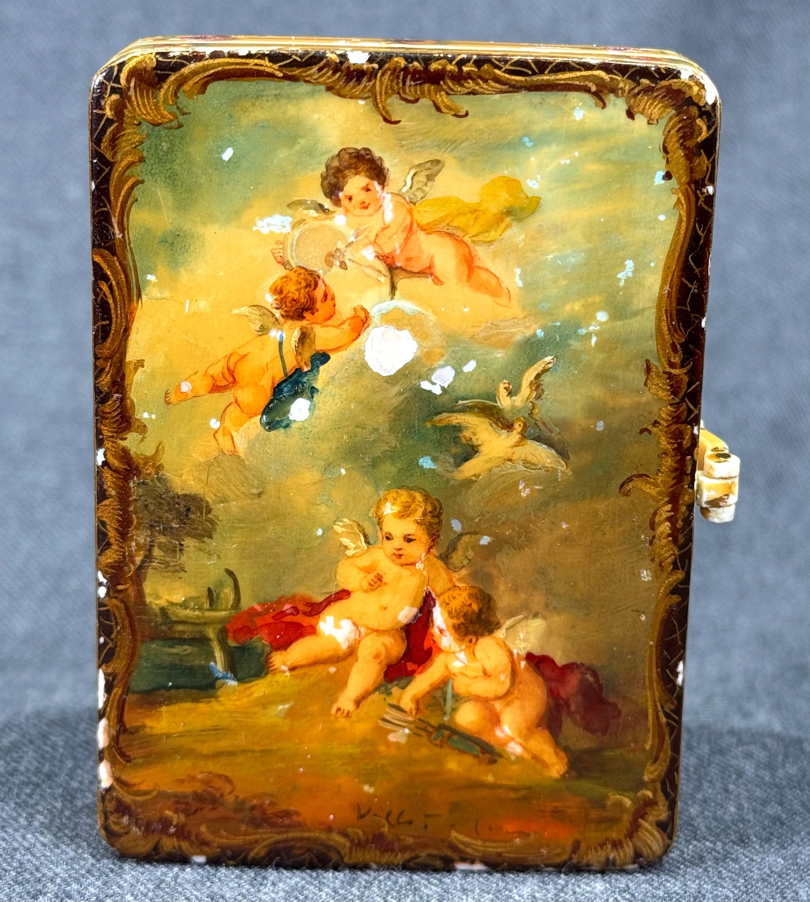 Antique 1800s French Vernis Martin Angels Snuff Box. Signed Vallot: Antique 1800s French Vernis Martin Hand Painted Cupid, Angels, Doves, Garlands, Flowers Snuff Box. Signed Vallot. For measures please refer to the pictures taken with a measuring tape. Weight: 50 Gram