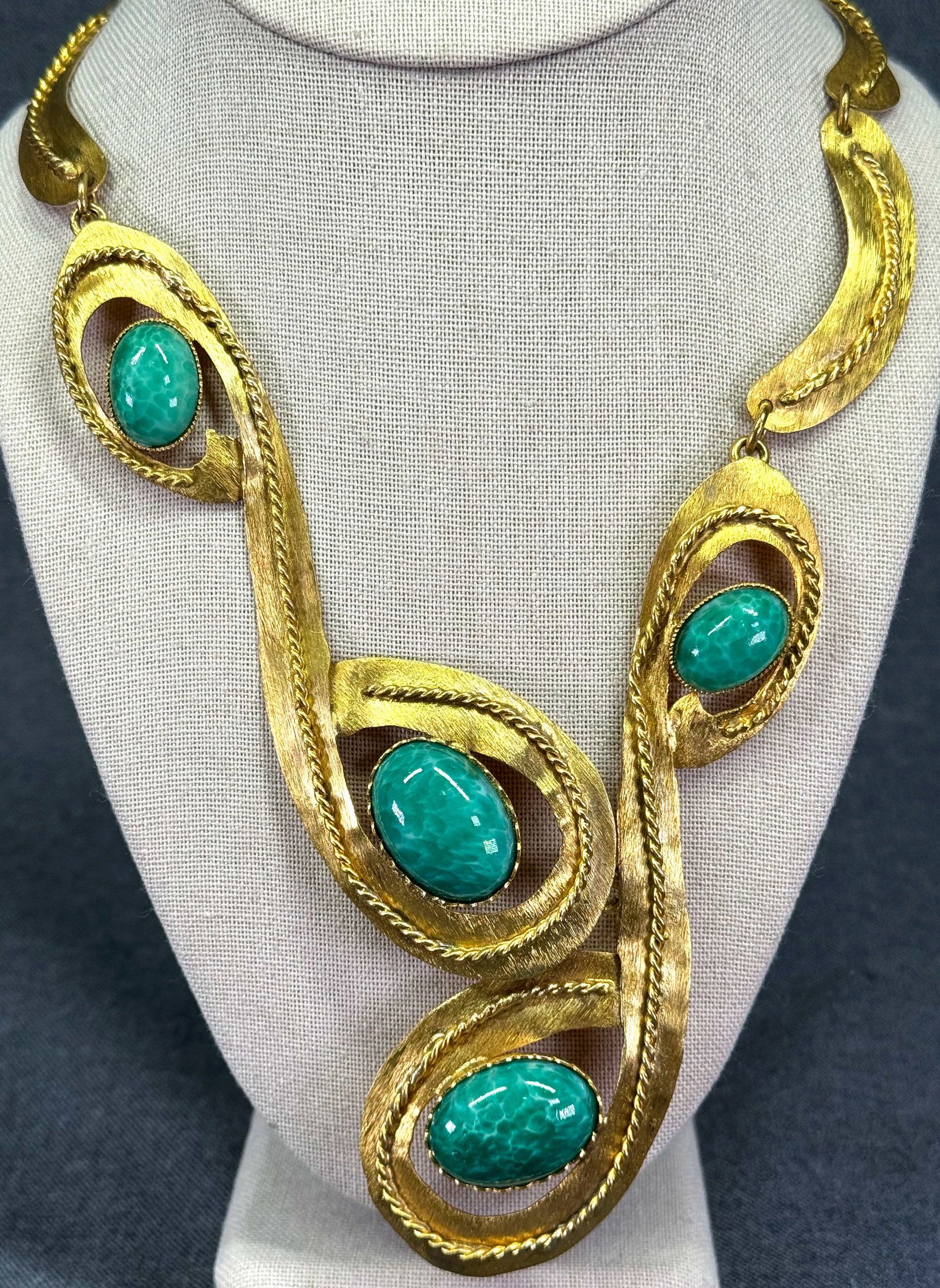 Vintage Silvana Italy Etruscan revival necklace. Green Peking glass, goldtoned metal *e: Vintage Silvana Italy Etruscan revival necklace. Green Peking glass cabouchons, goldtoned metal. Marked Silvana Made in Italy. For measures please refer to the pictures that were taken with a measurin