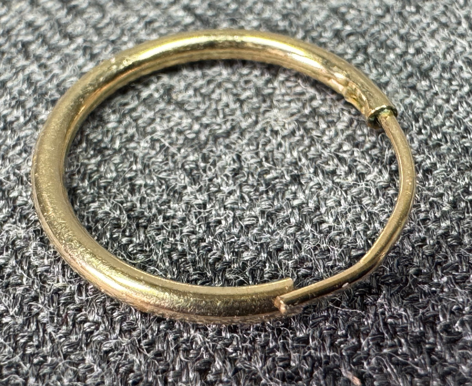 Vintage solid 10K solid yellow gold single hoop earring - 2