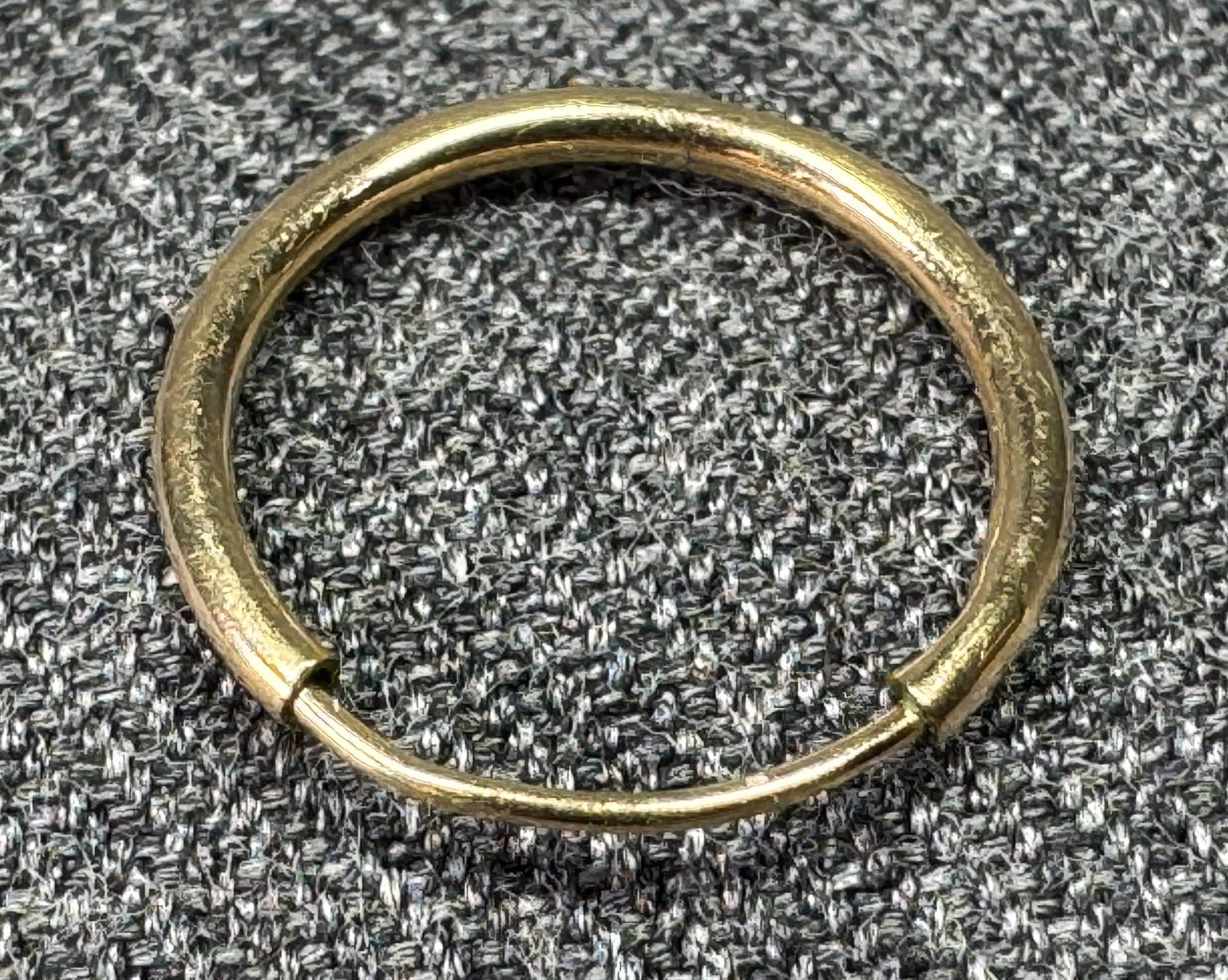 Vintage solid 10K solid yellow gold single hoop earring - 4