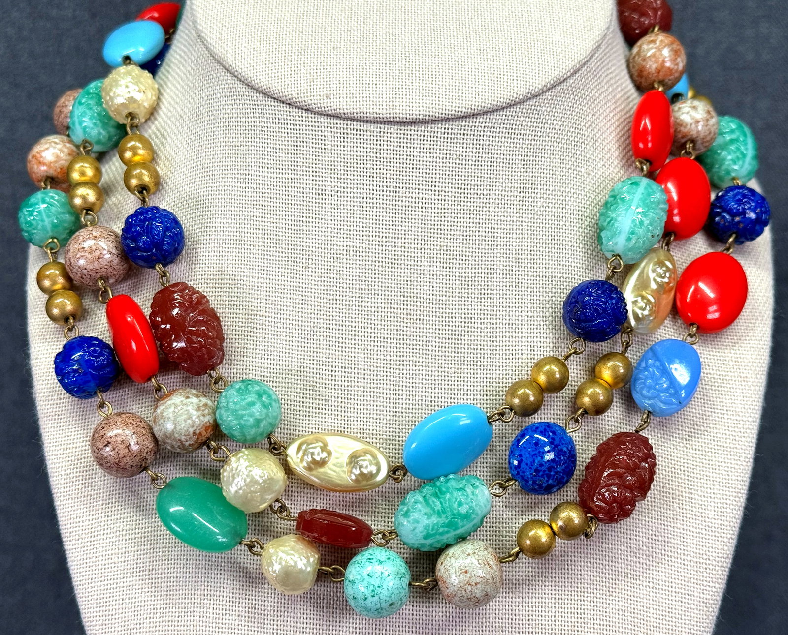 Vintage Czech Neiger style flapper wired assorted glass beads necklace *c: Vintage Czech Neiger style flapper wired assorted glass beads necklace.Unmarked For measures please refer to the pictures taken with a measuring tape. Weight: 160 Grams. IN HOUSE FLAT SHIPPING & HANDL