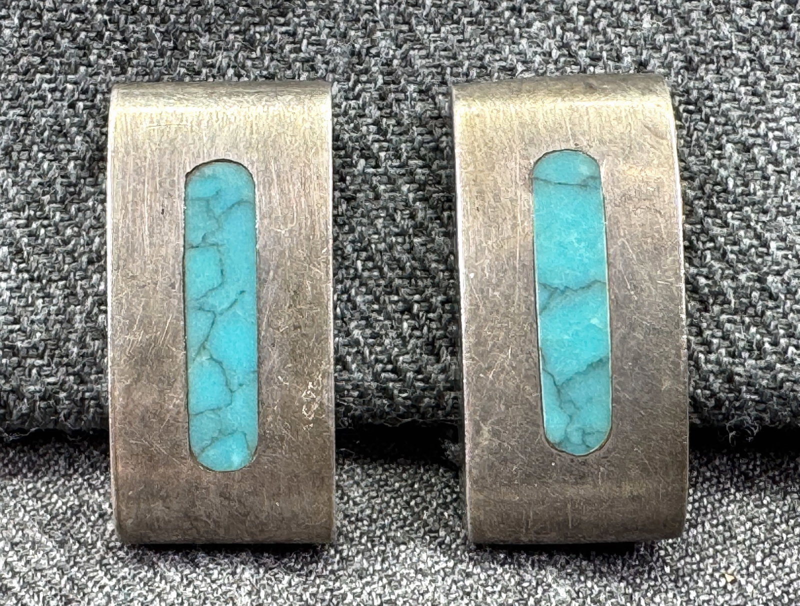 Vintage MCM Mexican Serafin Montezuma Eagle 3 turquoise sterling screw earrings. *c: Vintage MCM Mexican Serafin Montezuma Eagle 3 turquoise inlay sterling screw earrings. Back of the earrings are marked Hecho en Mexico 925 SM and Eagle 3. Screw backs are marked alpaca. For measures p