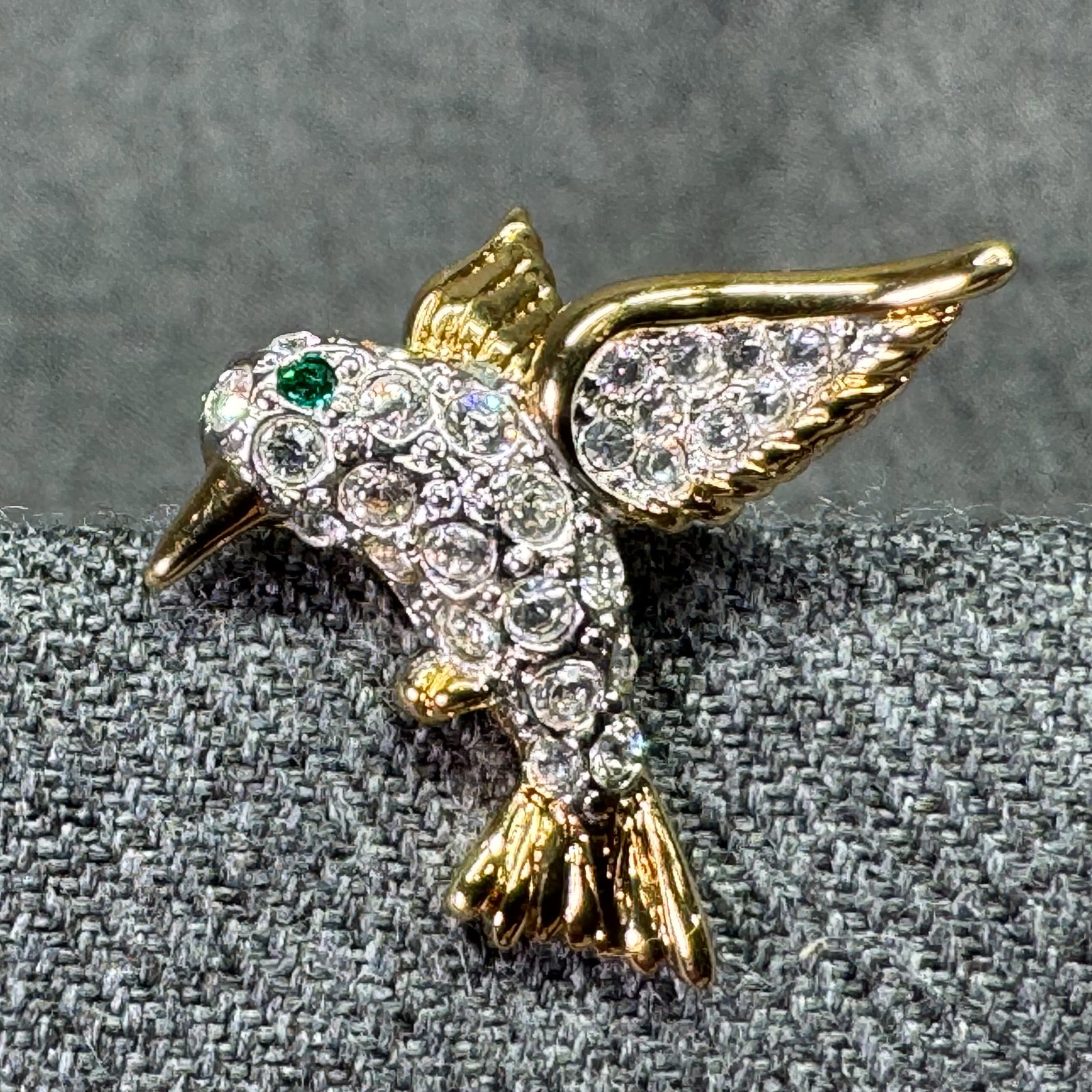 Vintage Hummingbird lapel stud pin. Marked. Crystals, Gold-toned. *e: Vintage Hummingbird lapel stud pin. Crystals, Gold-toned. Unreadable mark. For measures please refer to the pictures that were taken with a measuring tape. Weight: 5 Grams. IN HOUSE FLAT SHIPPING & HA
