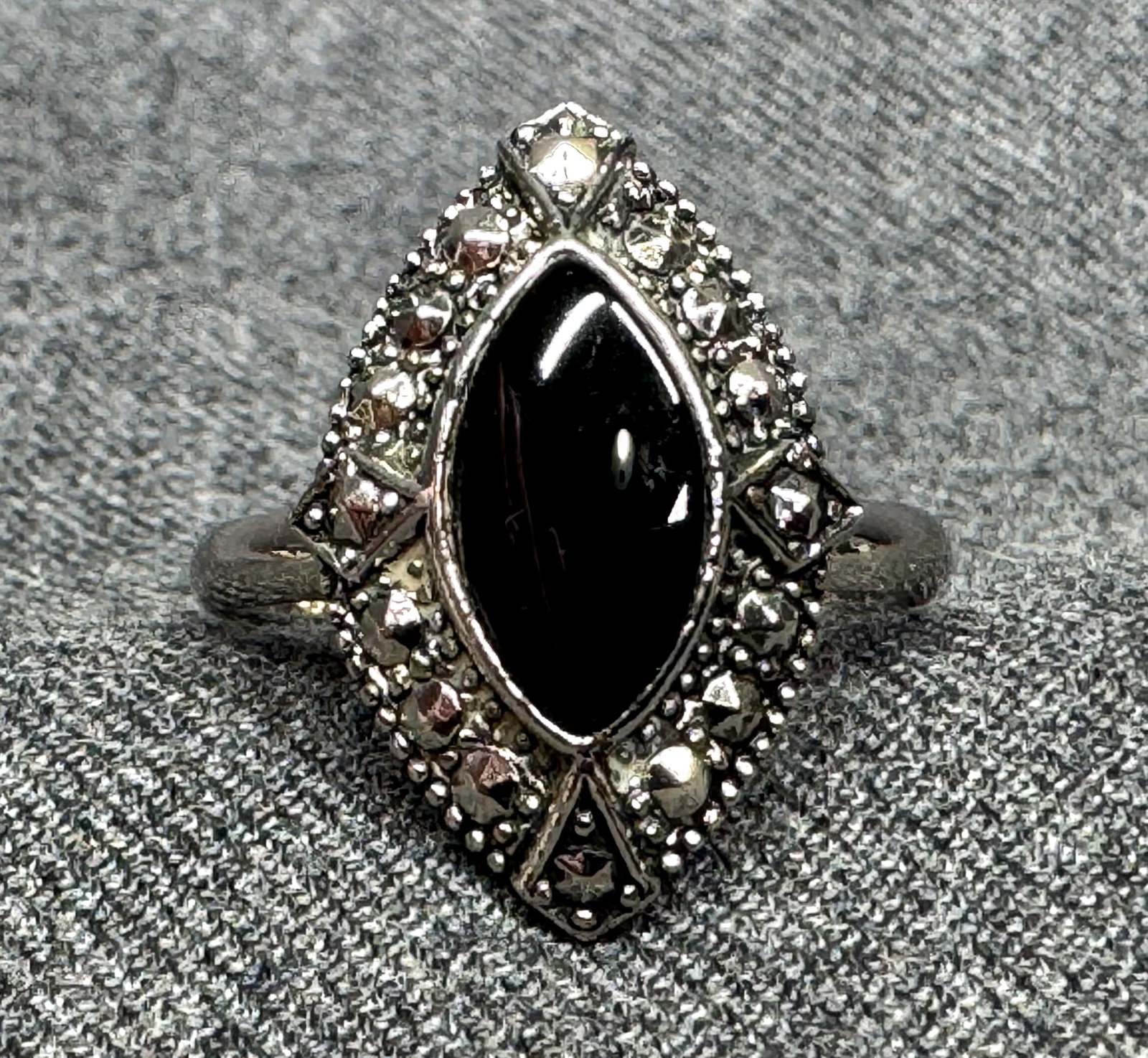 Vintage art deco style black enamel ring. Textured silver-toned. *e: Vintage art deco style black enamel ring. Textured silver-toned. Unmarked. For measures please refer to the pictures that were taken with a measuring tape. Weight: 6 Grams. IN HOUSE FLAT SHIPPING & HA