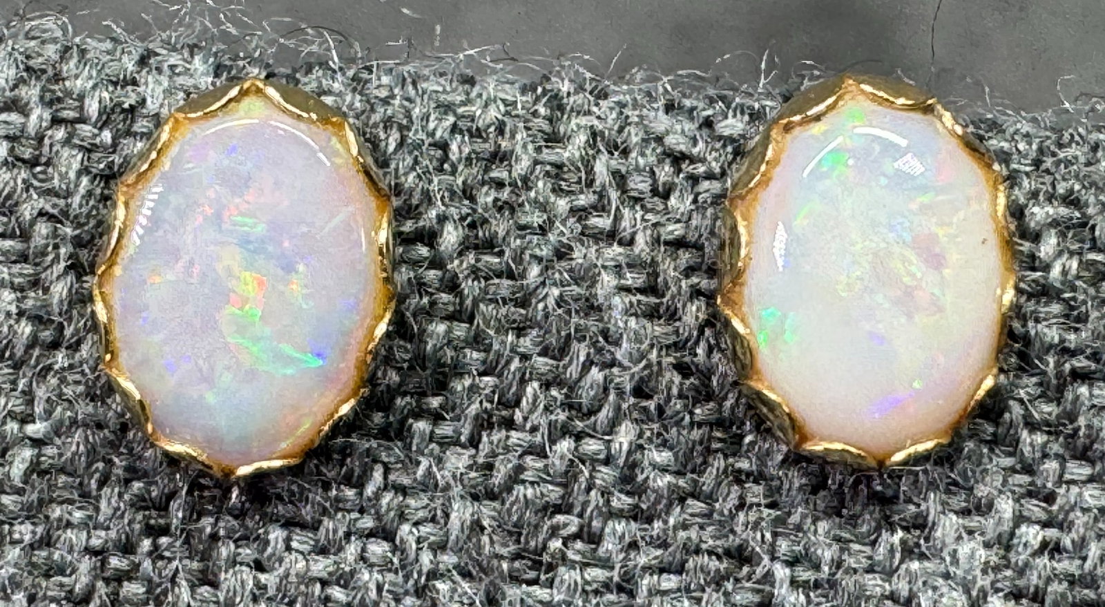 Vintage opal gold-toned metal stud earrings #a: Vintage opal gold-toned metal stud earrings. Unmarked. For measures please refer to the pictures taken with a measuring tape. Weight:0.76 Grams. IN HOUSE FLAT SHIPPING & HANDLING COST WITHIN ALL THE U