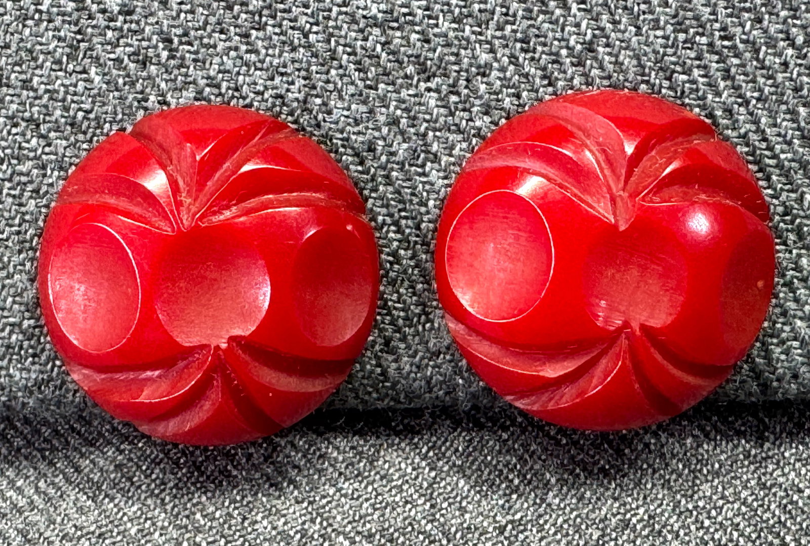 Vintage carved red bakelite screw back earrings u (1 of 5)
