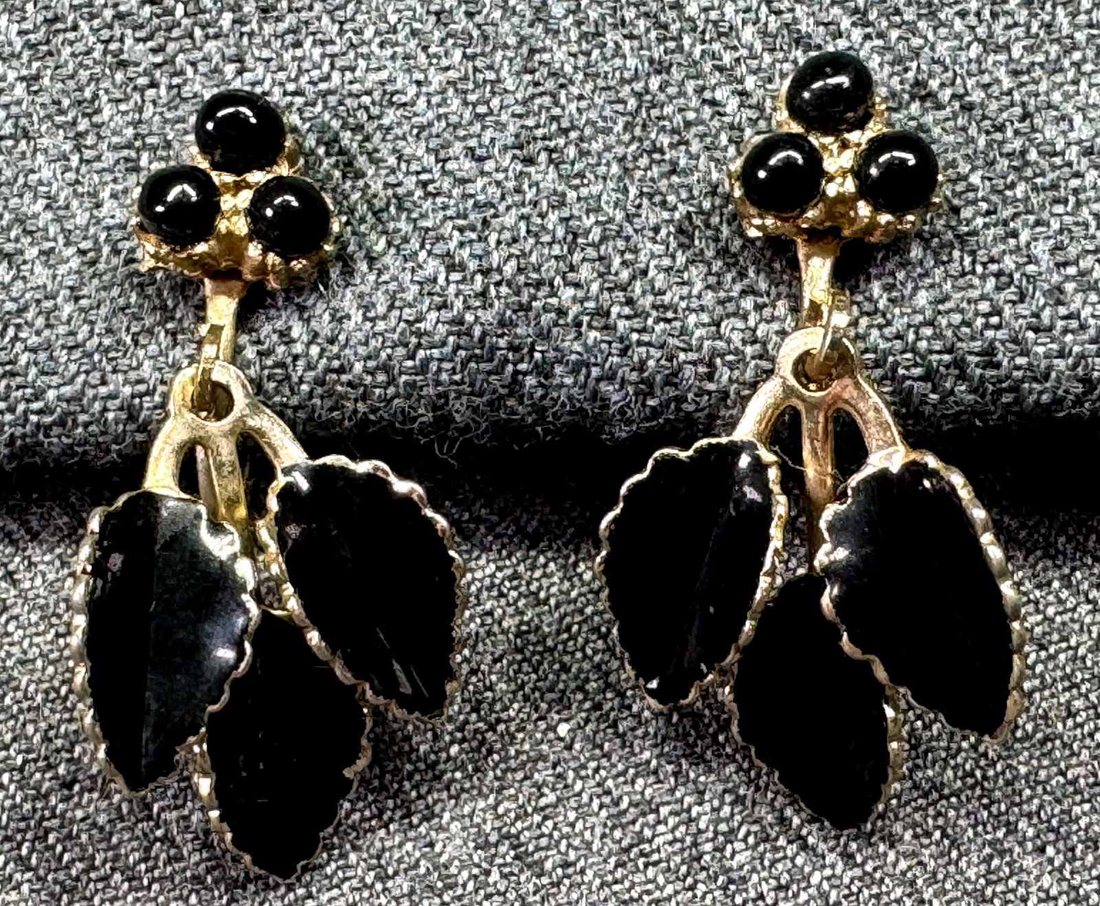 Vintage black beads enamel gold-toned leaves dangles screw back earrings. #a: Vintage black beads enamel gold-toned leaves dangles screw back earrings. Unmarked. For measures please refer to the pictures taken with a measuring tape. Weight: 6 Grams. IN HOUSE FLAT SHIPPING & HAN