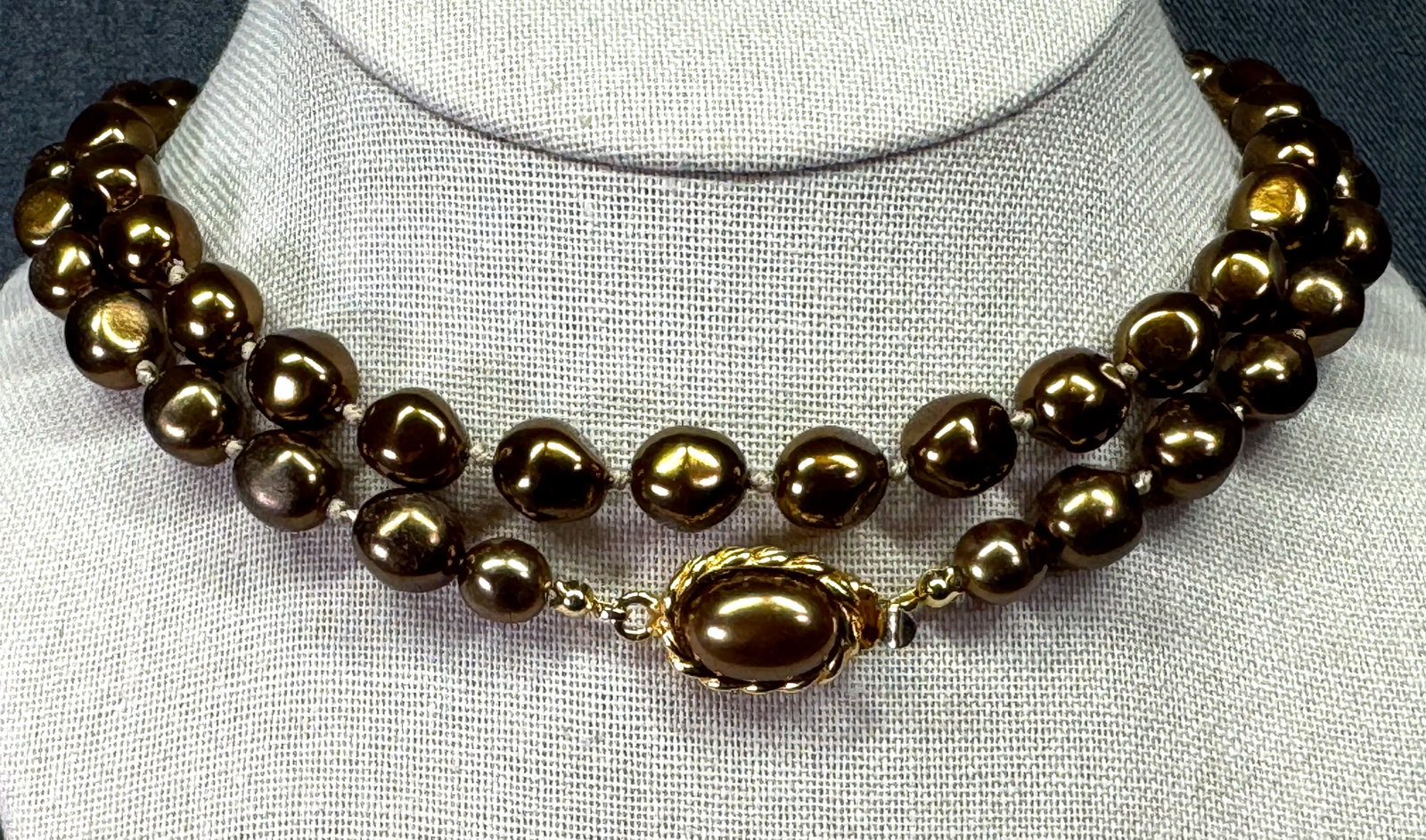 Vintage 50s brown pearly beads necklace. *e: Vintage 50s brown pearly beads necklace. Unmarked. For measures please refer to the pictures that were taken with a measuring tape. Weight: 56 Grams. IN HOUSE FLAT SHIPPING & HANDLING COST WITHIN ALL 