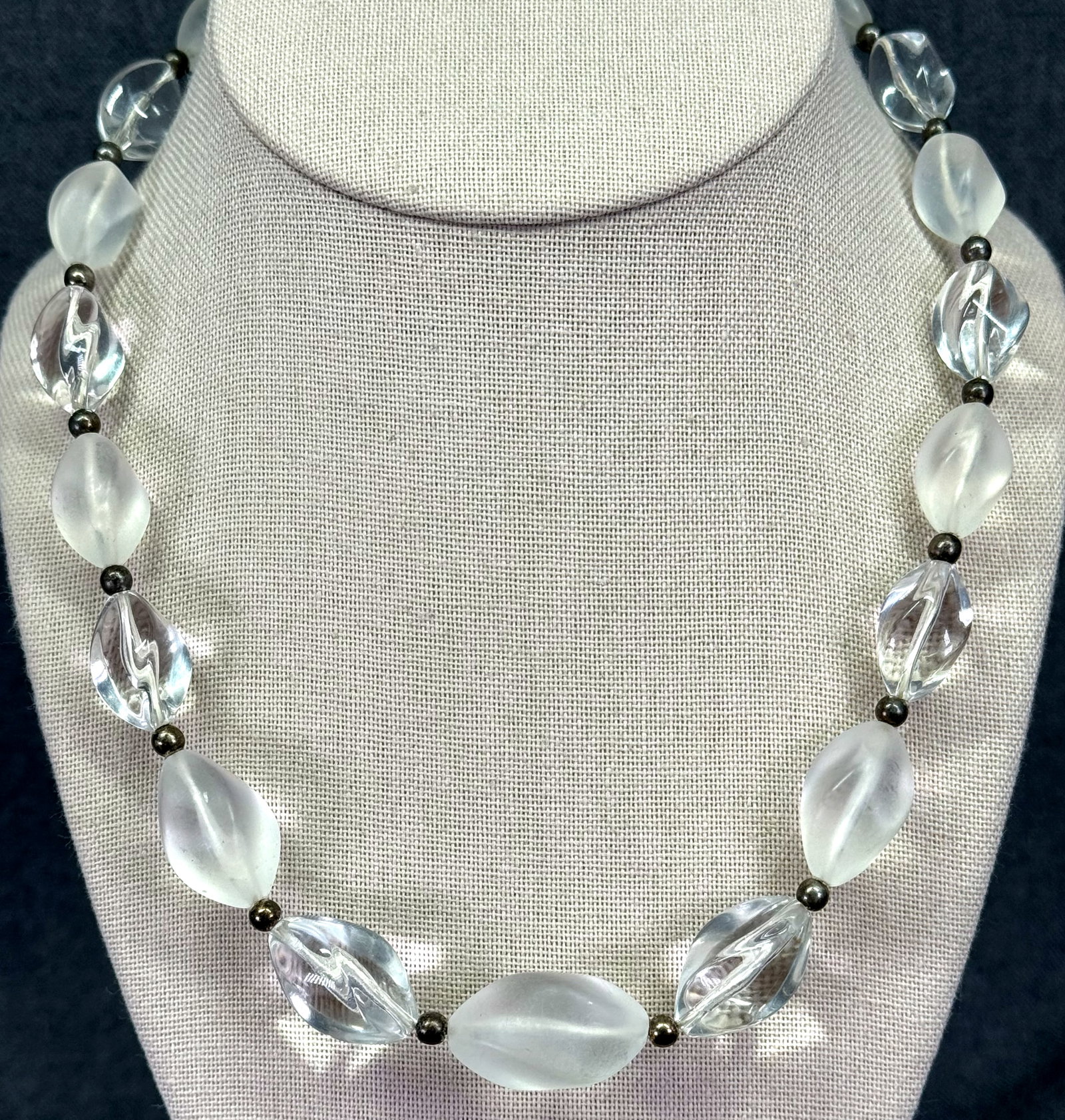 Vintage frosted & clear lucite, silver-toned beaded necklace. *c: Vintage frosted & clear lucite, silver-toned beaded necklace. Unmearked. For measures please refer to the pictures taken with a measuring tape. Weight: 35 Grams. IN HOUSE FLAT SHIPPING & HANDLING COST