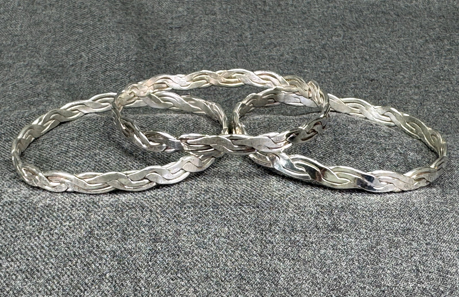 Vintage flat rope bracelet bangles. Lot of 3. Silver-toned metal. *e: Vintage flat rope bracelet bangles. Lot of 3. Silver-toned metal. Unmarked. For measures please refer to the pictures that were taken with a measuring tape. Weight: 42 Grams. IN HOUSE FLAT SHIPPING & 