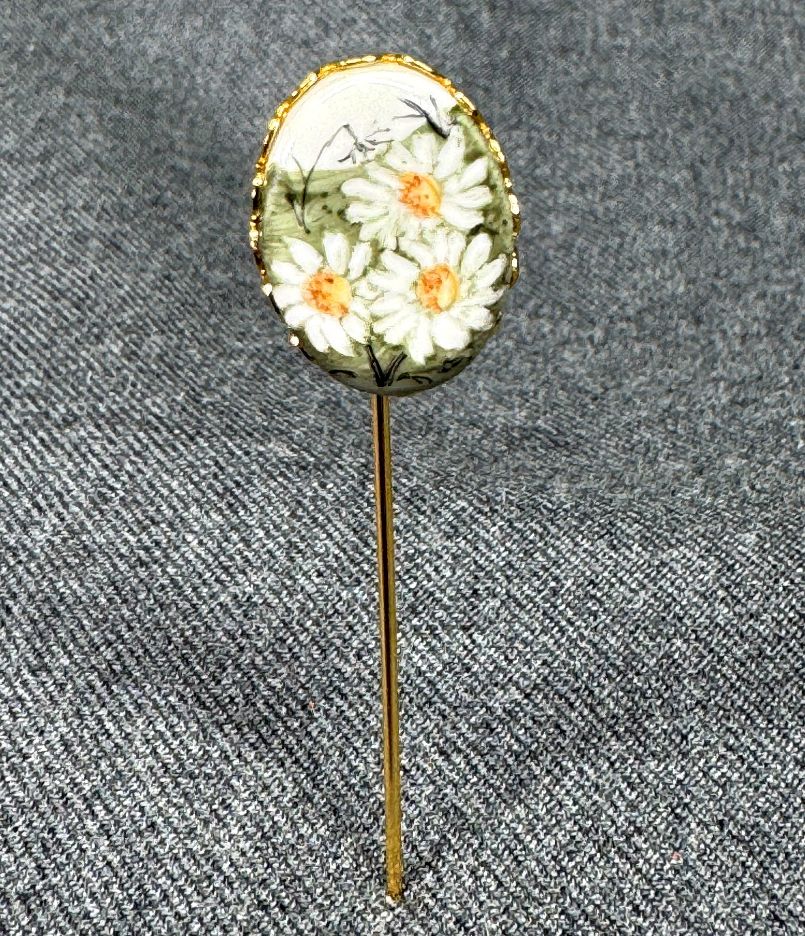 Vintage hand painted daisies flowers stick pin. Gold-toned. *e: Vintage hand painted daisies flowers stick pin. Gold-toned. Unmarked. For measures please refer to the pictures that were taken with a measuring tape. Weight: 3 Grams. IN HOUSE FLAT SHIPPING & HANDLIN