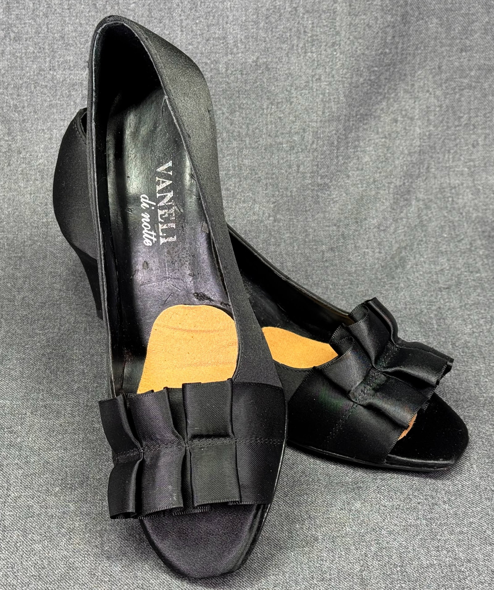 Vaneli di Notte Madora Black Satin Pleated Bow Pumps Shoes *c: Stephane Kelian Black Suede Jeweled Strap Shoes. Size 5M. For measures please refer to the pictures taken with a measuring tape. IN HOUSE FLAT SHIPPING & HANDLING COST WITHIN ALL THE U.S. : $12 To byp