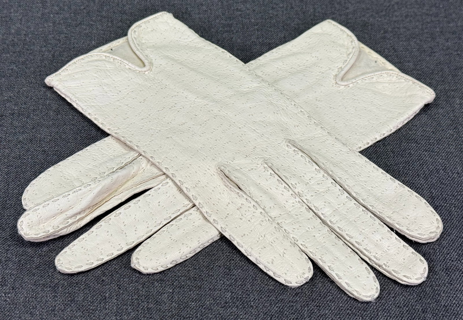 Vintage Miss Aris creamy white deerskin leather gloves. Size 7 *a: Vintage Miss Aris creamy white deerskin leather gloves. Size 7 Made in Philippines. For measures please refer to the pictures taken with a measuring tape. Weight: 25 Grams. IN HOUSE FLAT SHIPPING & HA