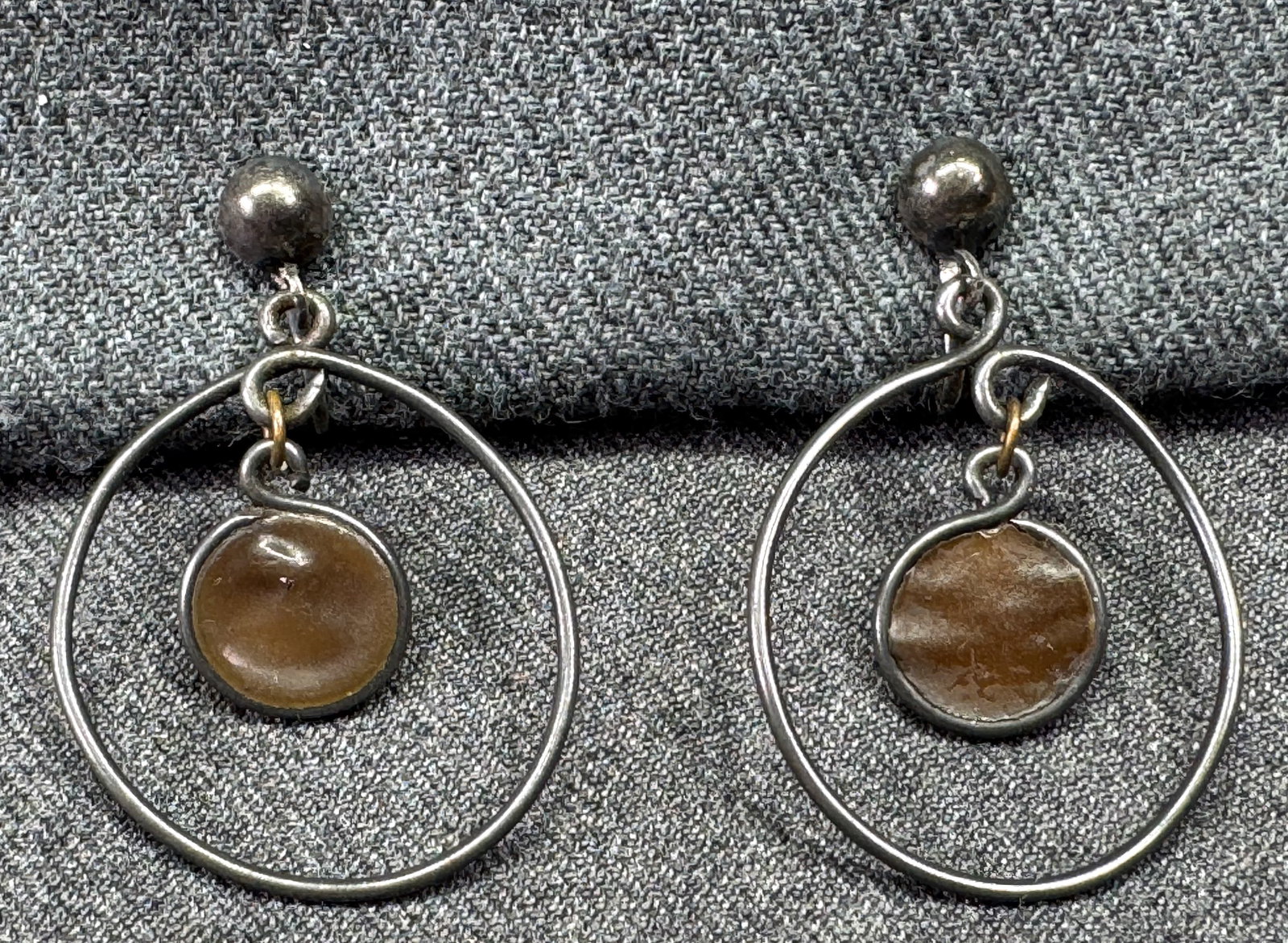Vintage artisan crafted brown enamel silver-toned dangle clip on earrings. #a: Vintage artisan crafted brown enamel silver-toned dangle clip on earrings. Unmarked. For measures please refer to the pictures taken with a measuring tape. Weight: 6 Grams. IN HOUSE FLAT SHIPPING & HA