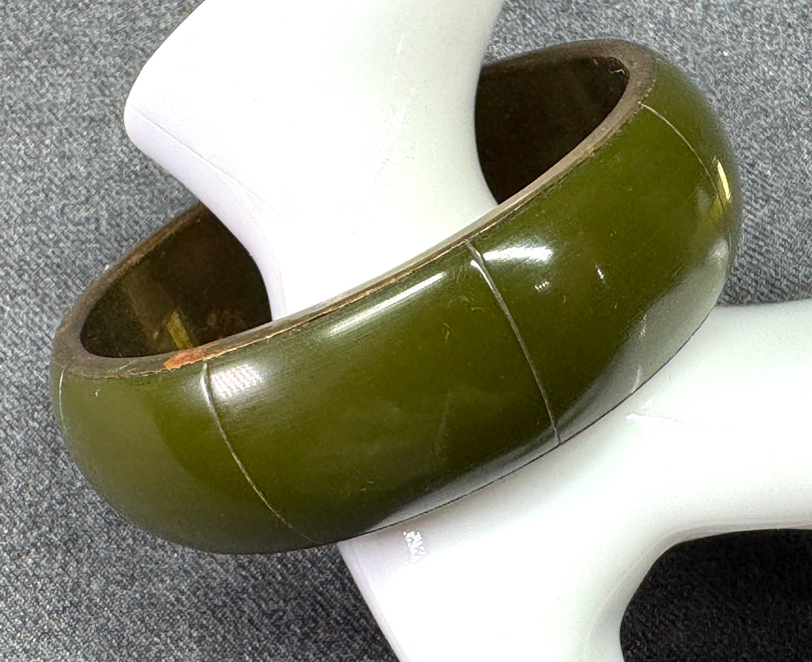 Vintage olive green resin inlay brass bracelet bangle. *c: Vintage olive green resin inlay brass bracelet bangle. Unmarked. For measures please refer to the pictures taken with a measuring tape. Weight: 47 Grams. IN HOUSE FLAT SHIPPING & HANDLING COST WITHIN 