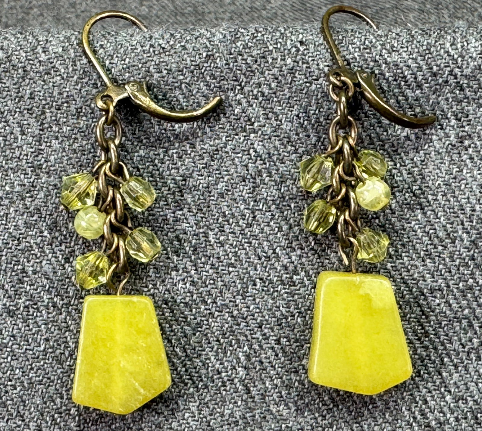 Vintage boho resin and lucite beads pierced earrings *a: Vintage boho resin and lucite beads pierced earrings. Unmarked. For measures please refer to the pictures taken with a measuring tape. Weight: 7 Grams. IN HOUSE FLAT SHIPPING & HANDLING COST WITHIN AL