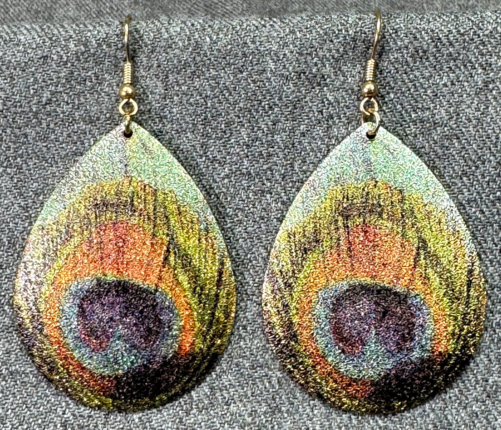 Vintage boho peacock feather glittery painted gold-toned hook earrings *a: Vintage boho peacock feather glittery painted gold-toned hook earrings. Unmarked. For measures please refer to the pictures taken with a measuring tape. Weight: 13 Grams. IN HOUSE FLAT SHIPPING & HAND