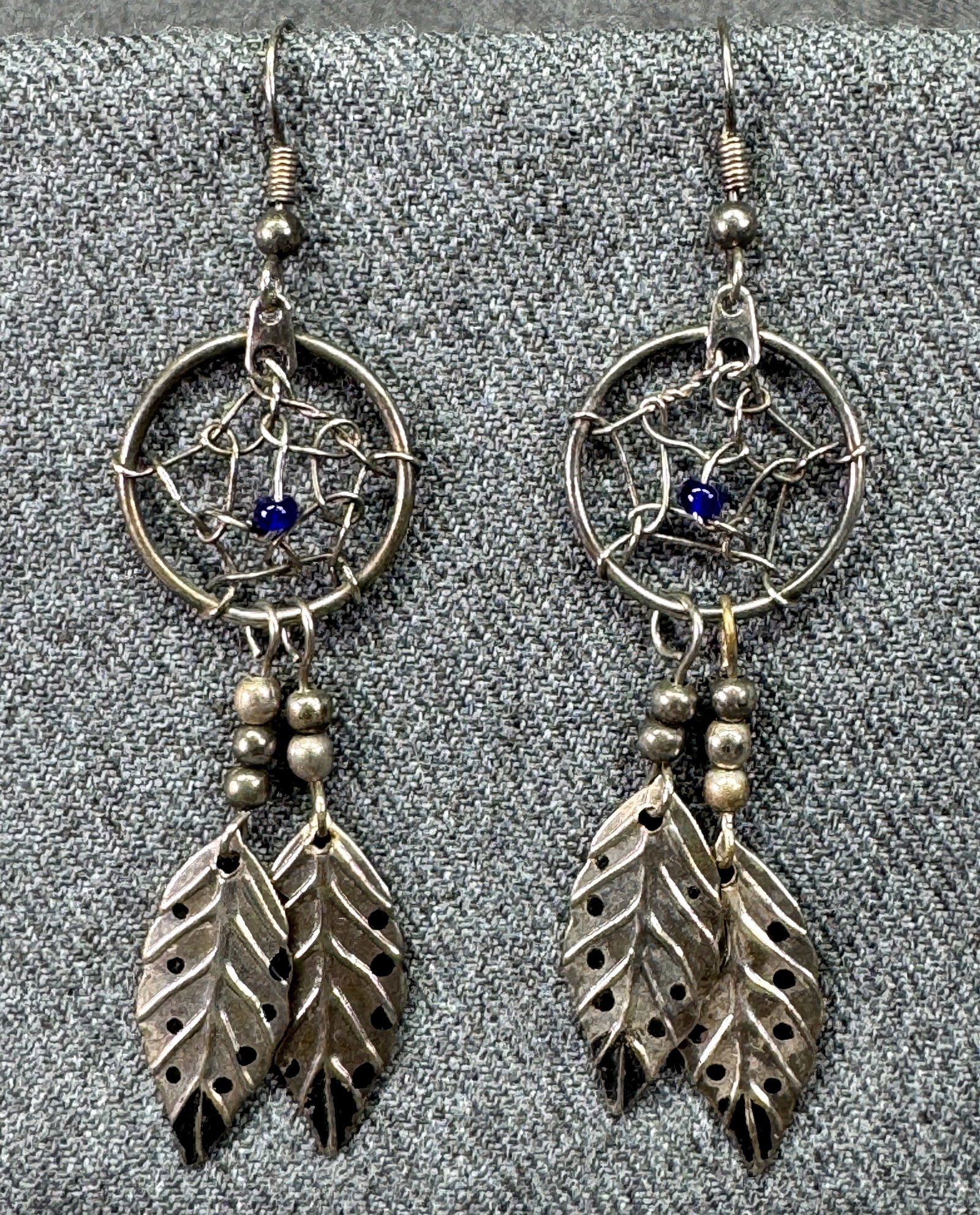 Vintage Native American style dreamcatcher glass silver hook earrings. *c: Vintage Native American style dreamcatcher glass ,enamel silver-toned, hook earrings. Unmarked. For measures please refer to the pictures taken with a measuring tape. Weight: 6 Grams. IN HOUSE FLAT SH