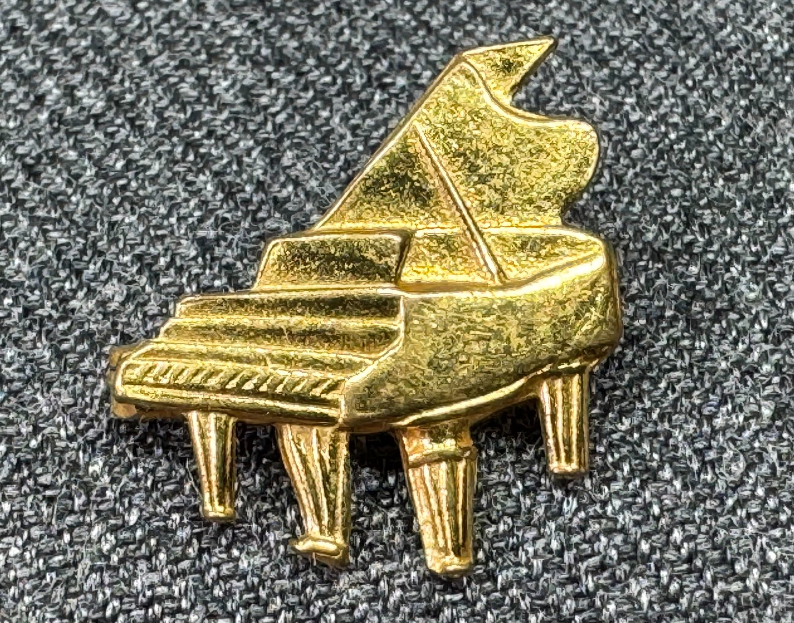 Vintage grand piano gold-toned metal lapel brooch pin *a: Vintage grand piano gold-toned metal lapel brooch pin. Unmarked. For measures please refer to the pictures taken with a measuring tape. Weight: 2 Grams. IN HOUSE FLAT SHIPPING & HANDLING COST WITHIN A
