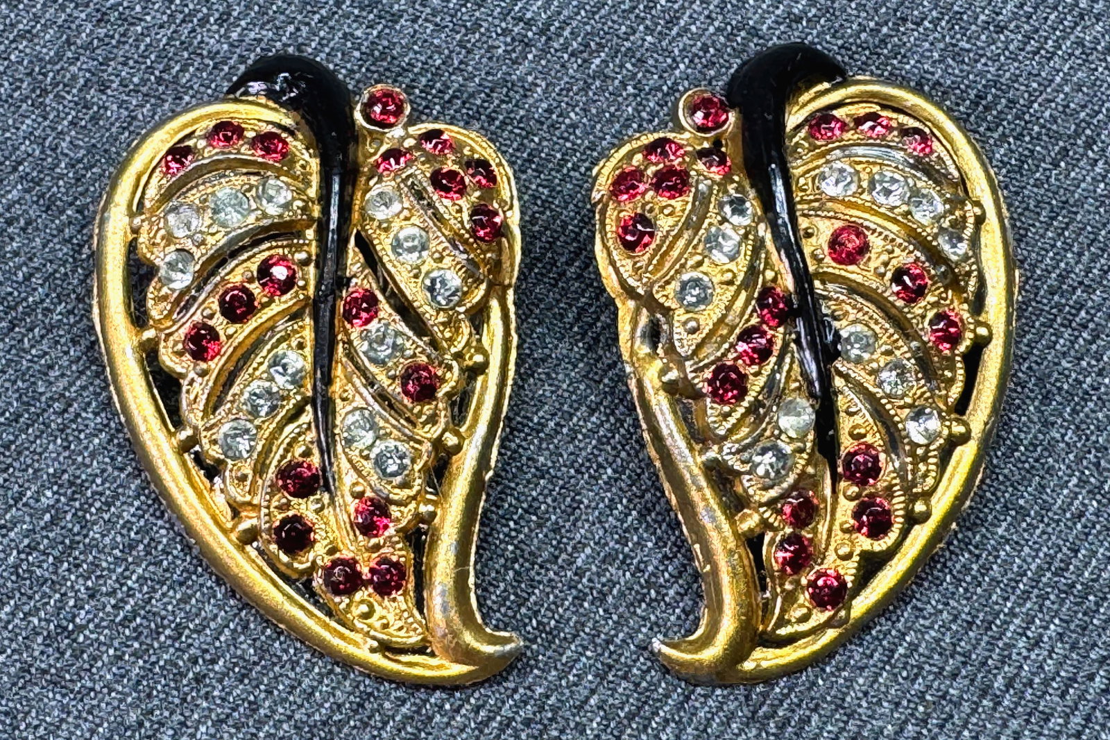 Antique NC red & clear rhinestones black enamel golden pot metal leaf clip brooches. Lot of 2: IN HOUSE FLAT SHIPPING & HANDLING COST WITHIN ALL THE U.S. : $7 To bypass LiveShipping, and use our In-House shipping service for $7 or shipping combined for multiple lots, please select “Arrange Yo