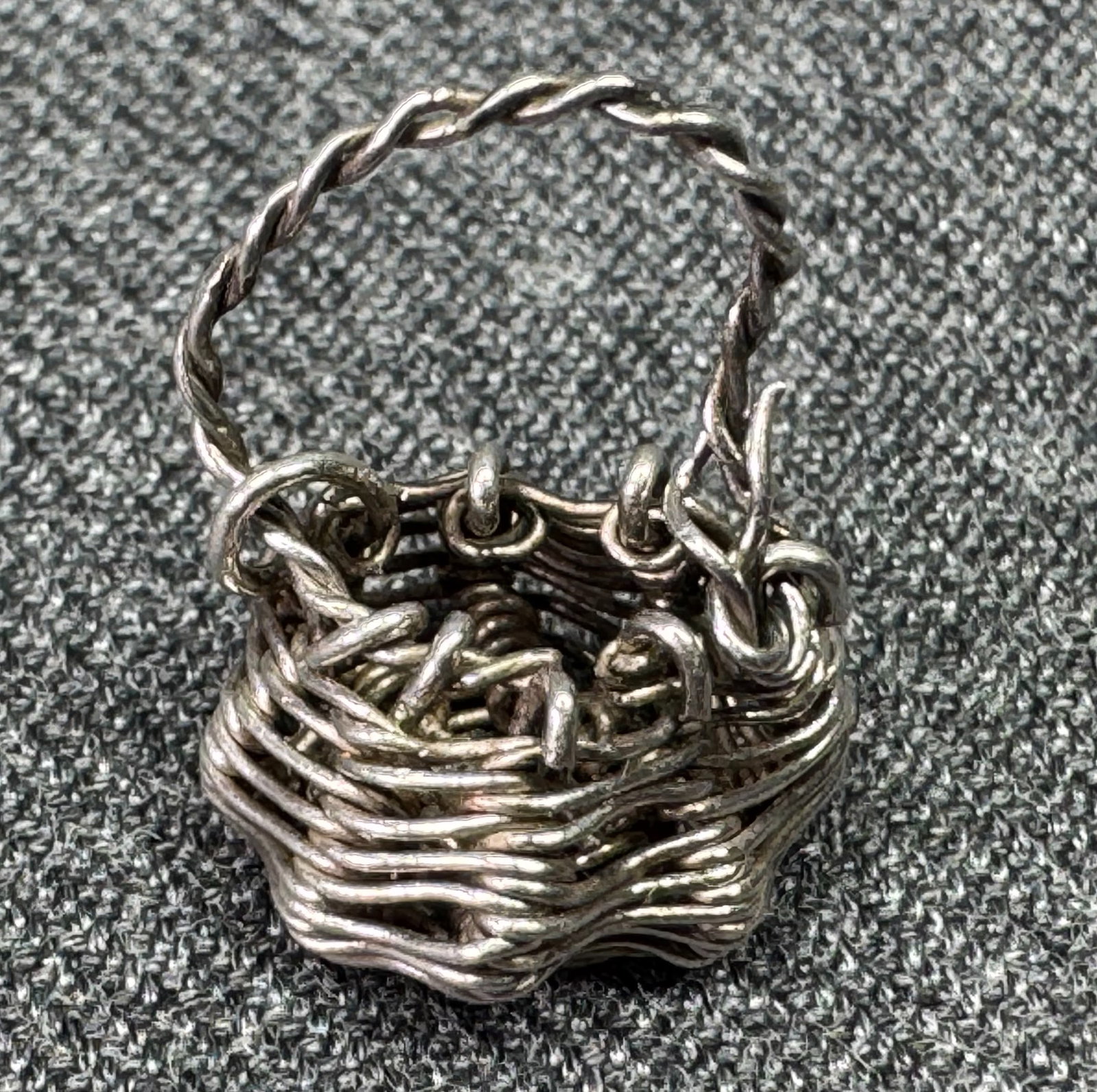 Vintage woven sterling silver basket with handle charm pendant *a: Vintage woven sterling silver basket with handle charm pendant . Unmarked. For measures please refer to the pictures taken with a measuring tape. Weight: 1.40 Grams. IN HOUSE FLAT SHIPPING & HANDLING 