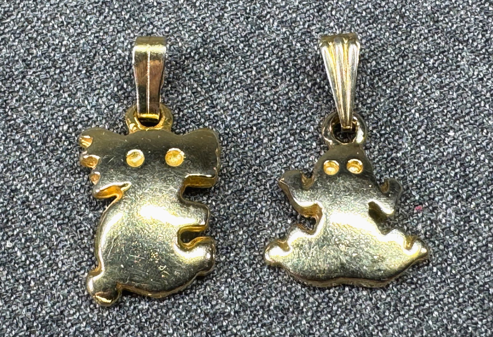 Vintage Pierre Cardin Koala & Frog charm pendants. Gold-toned. *e: Vintage Pierre Cardin Koala & Frog charm pendants. Gold-toned. Marked. For measures please refer to the pictures that were taken with a measuring tape. Weight: 1 Grams. IN HOUSE FLAT SHIPPING & HANDLI
