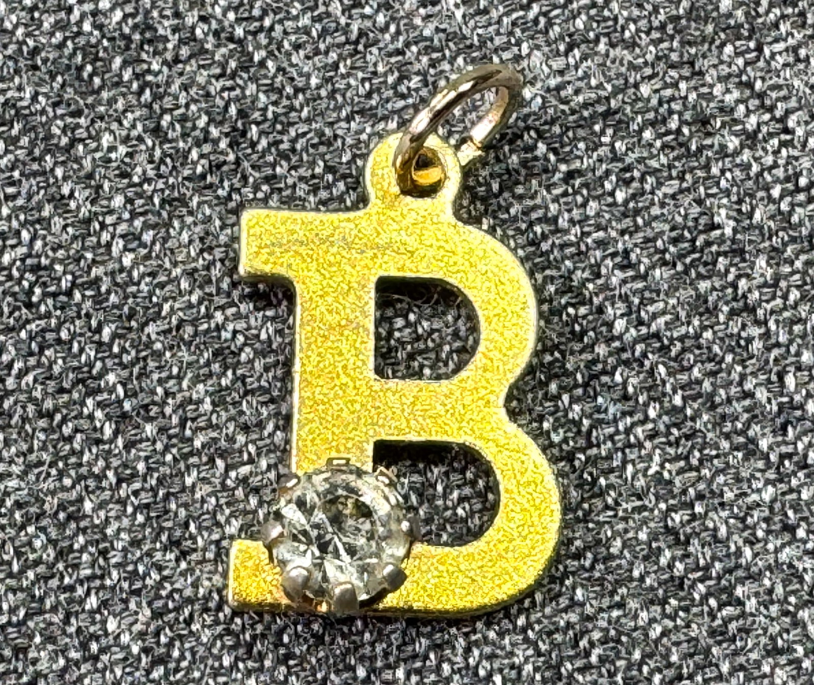 Vintage rhinestone gold-toned metal letter B charm pendant #a: Vintage rhinestone gold-toned metal letter B charm pendant. Unmarked. For measures please refer to the pictures taken with a measuring tape. Weight: 1 Grams. IN HOUSE FLAT SHIPPING & HANDLING COST WIT