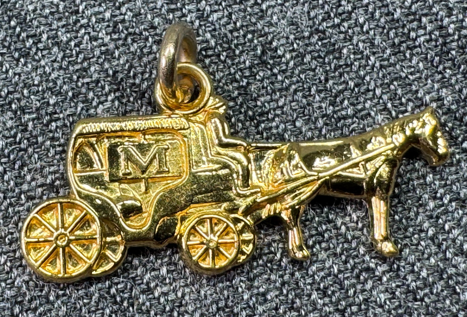 Vintage Jostens 71 horse & carriage gold-toned charm pendant *a: Vintage Jostens 71 horse & carriage gold-toned charm pendant . Marked. For measures please refer to the pictures taken with a measuring tape. Weight: 1.57 Grams. IN HOUSE FLAT SHIPPING & HANDLING COST