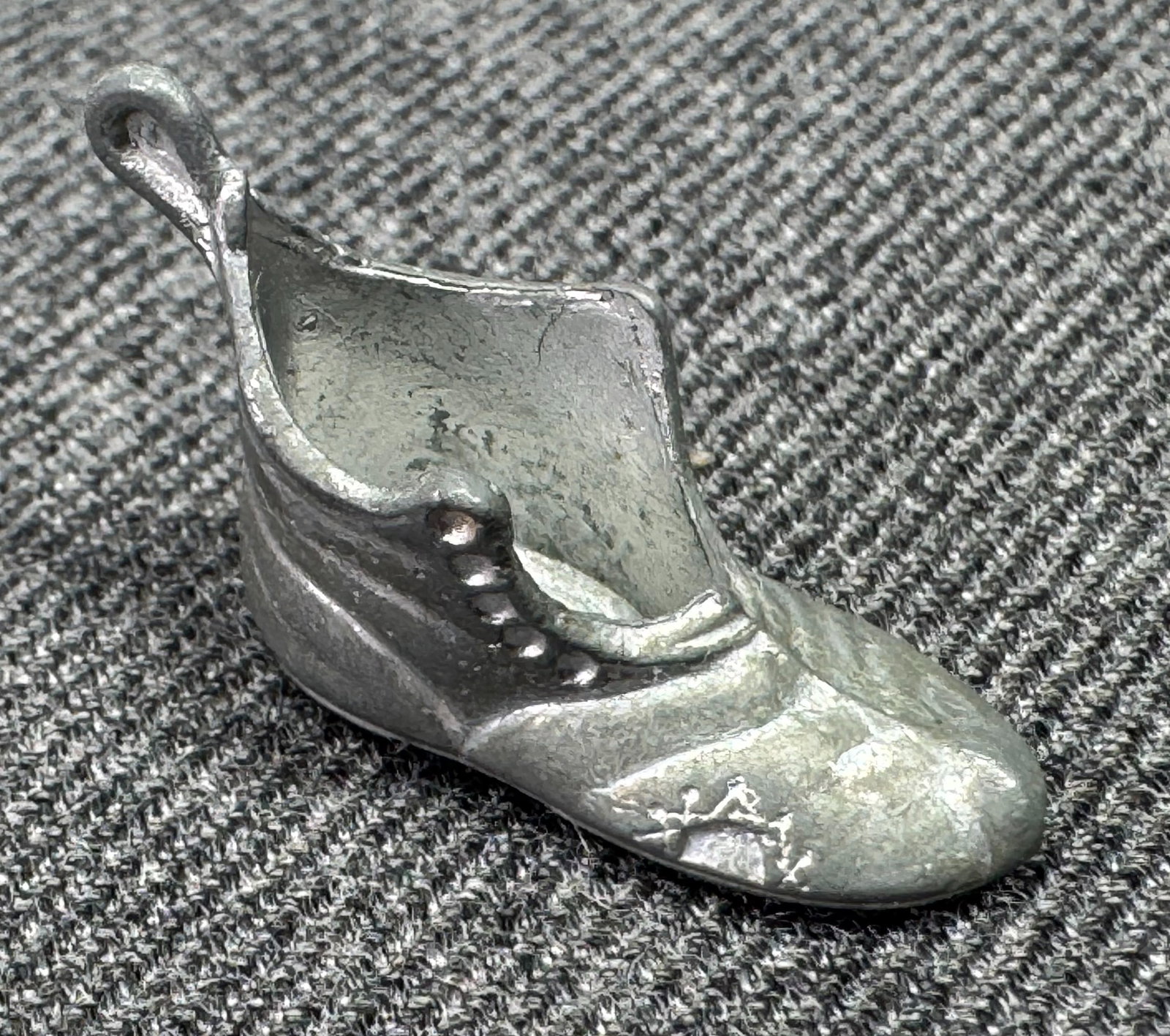Vintage monopoly? shoe token bracelet charm pendant.: Vintage monopoly? shoe token bracelet charm pendant. Unmarked. For measures please refer to the pictures taken with a measuring tape. Weight: 3 Grams . IN HOUSE FLAT SHIPPING & HANDLING COST WITHIN AL