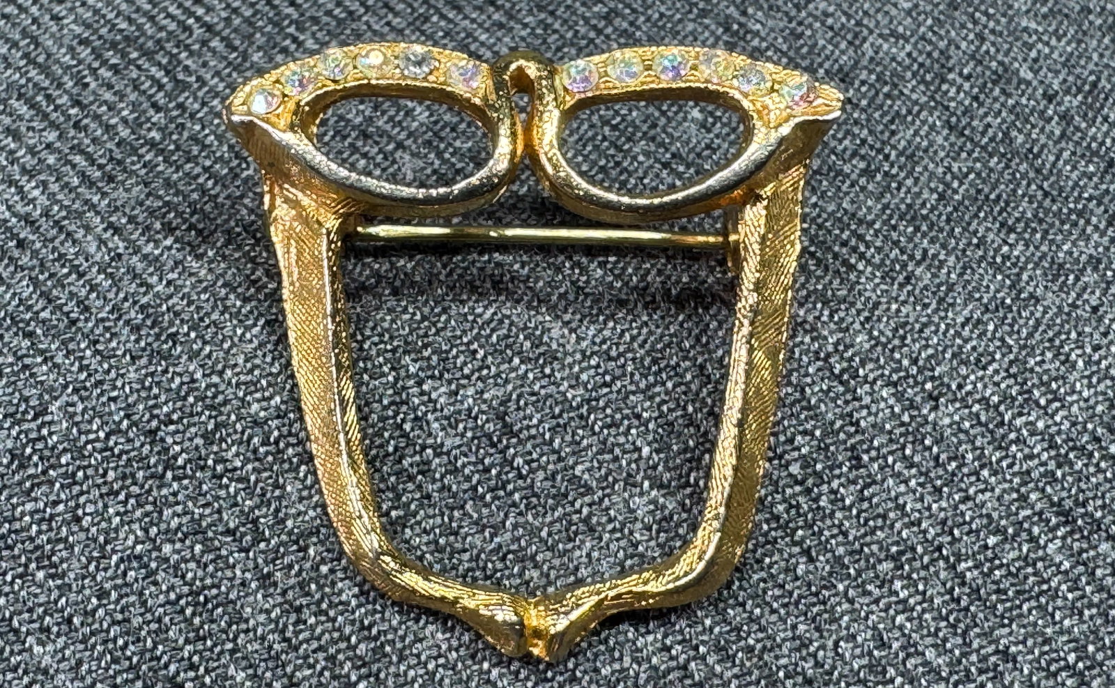Vintage AB crystals gold-toned metal cat eyes eyeglasses brooch pin *a: Vintage AB crystals gold-toned metal cat eyes eyeglasses brooch pin. Unmarked. For measures please refer to the pictures taken with a measuring tape. Weight: 4 Grams. IN HOUSE FLAT SHIPPING & HANDLING