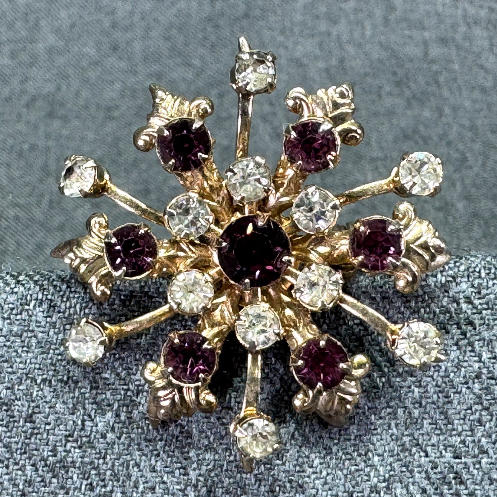 Vintage purple & clear crystals snowflake brooch pin. Gold-toned. *e: Vintage purple & clear crystals snowflake brooch pin. Gold-toned. Unmarked. For measures please refer to the pictures that were taken with a measuring tape. Weight: 8 Grams. IN HOUSE FLAT SHIPPING & H