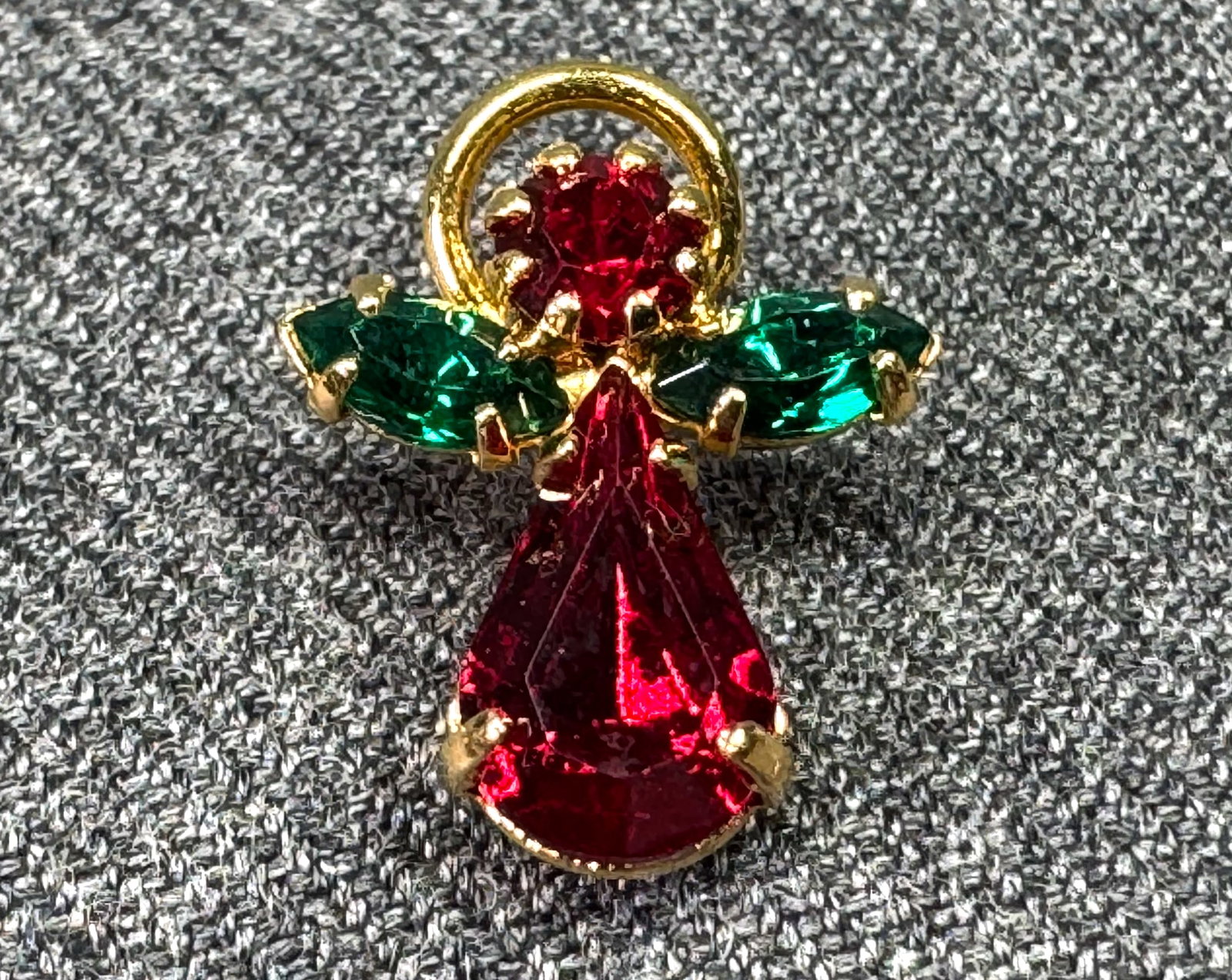 Vintage crystals gold-toned metal Christmas angel lapel pin. #a: Vintage crystals gold-toned metal Christmas angel lapel pin. Unmarked. For measures please refer to the pictures taken with a measuring tape. Weight: 2 Grams. IN HOUSE FLAT SHIPPING & HANDLING COST WI