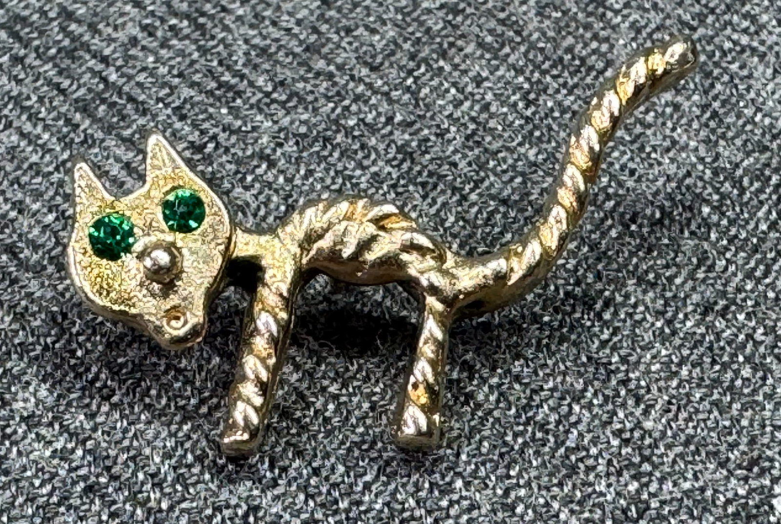 Vintage green rhinestones eyes gold-toned metal lapel pin. #a: Vintage green rhinestones eyes gold-toned metal lapel pin. . Unmarked. For measures please refer to the pictures taken with a measuring tape. Weight: 3 Grams. IN HOUSE FLAT SHIPPING & HANDLING COST WI