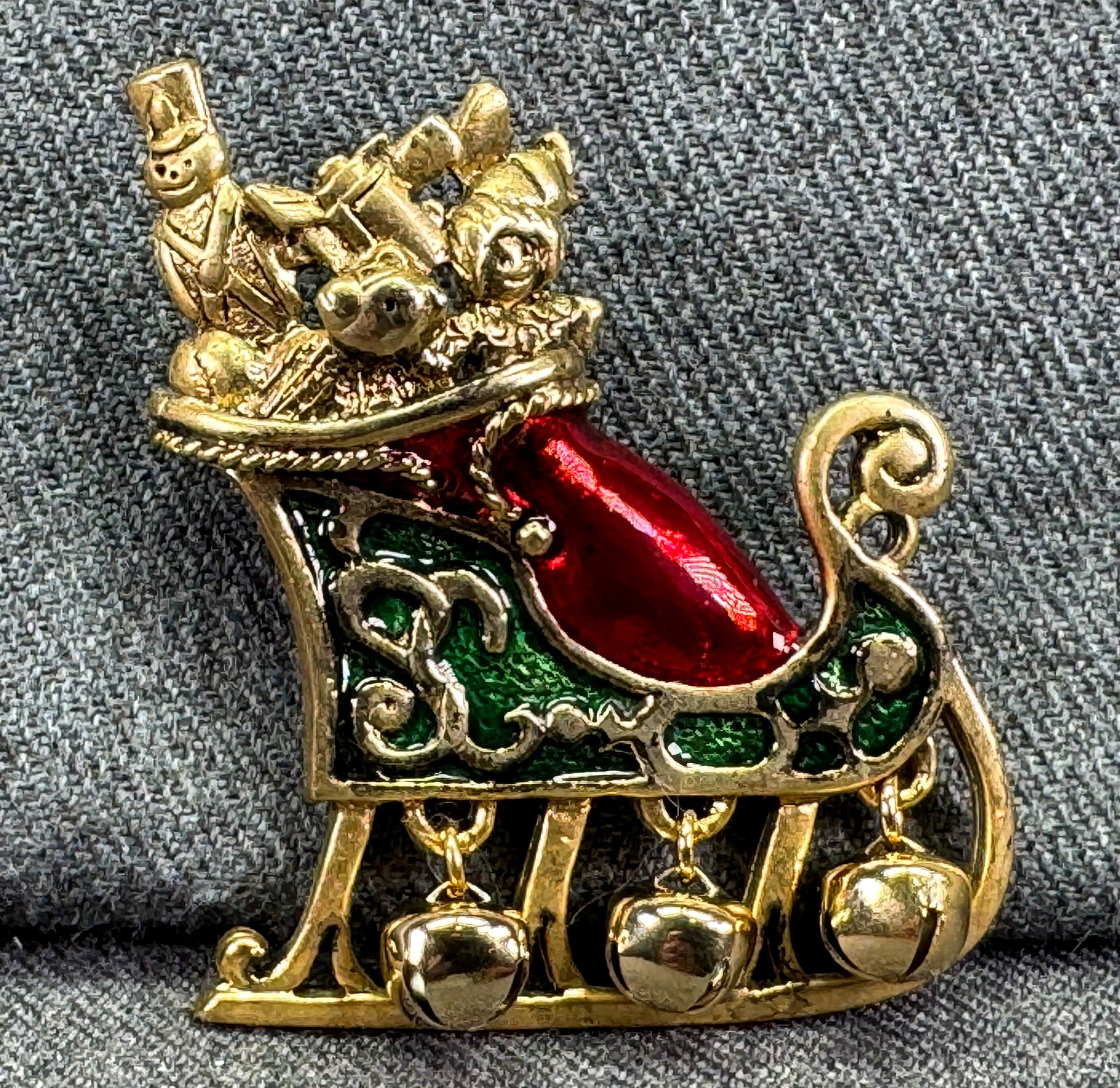 Vintage Danecraft Christmas Sleigh bell dangles brooch pin. Enamel gold-toned. *e: Vintage Danecraft Christmas Sleigh bell dangles brooch pin. Enamel gold-toned. Marked. For measures please refer to the pictures that were taken with a measuring tape. Weight: 30 Grams. IN HOUSE FLAT 
