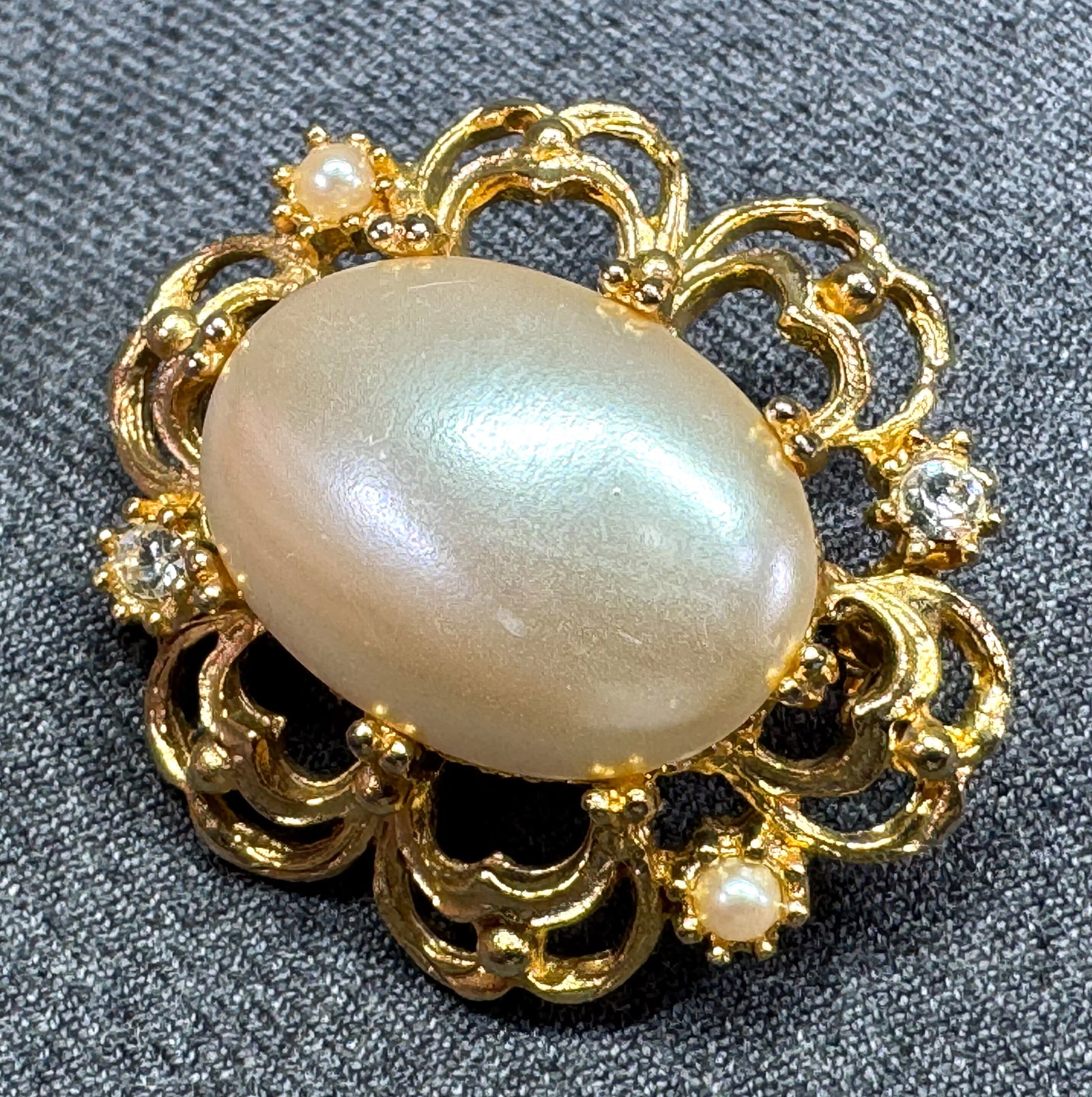 Vintage Richelieu brooch pin. Crystals & pealry beads. Gold-toned. *e: Vintage Richelieu brooch pin. Crystals & pealry beads. Gold-toned. Marked. For measures please refer to the pictures that were taken with a measuring tape. Weight: 12 Grams. IN HOUSE FLAT SHIPPING & H