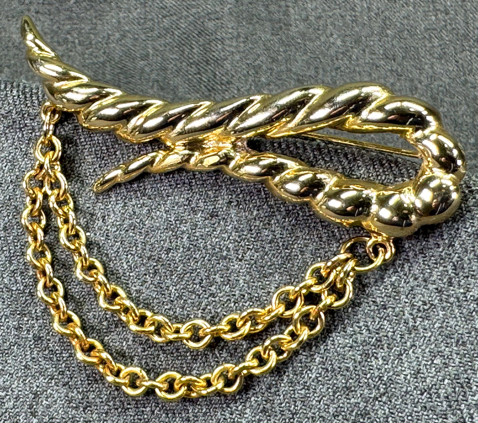 Vintage gold-toned rope with chain dangkes brooch pin. *a: Vintage gold-toned rope with chain dangkes brooch pin. Unmarked. For measures please refer to the pictures taken with a measuring tape. Weight: 28 Grams. IN HOUSE FLAT SHIPPING & HANDLING COST WITHIN 