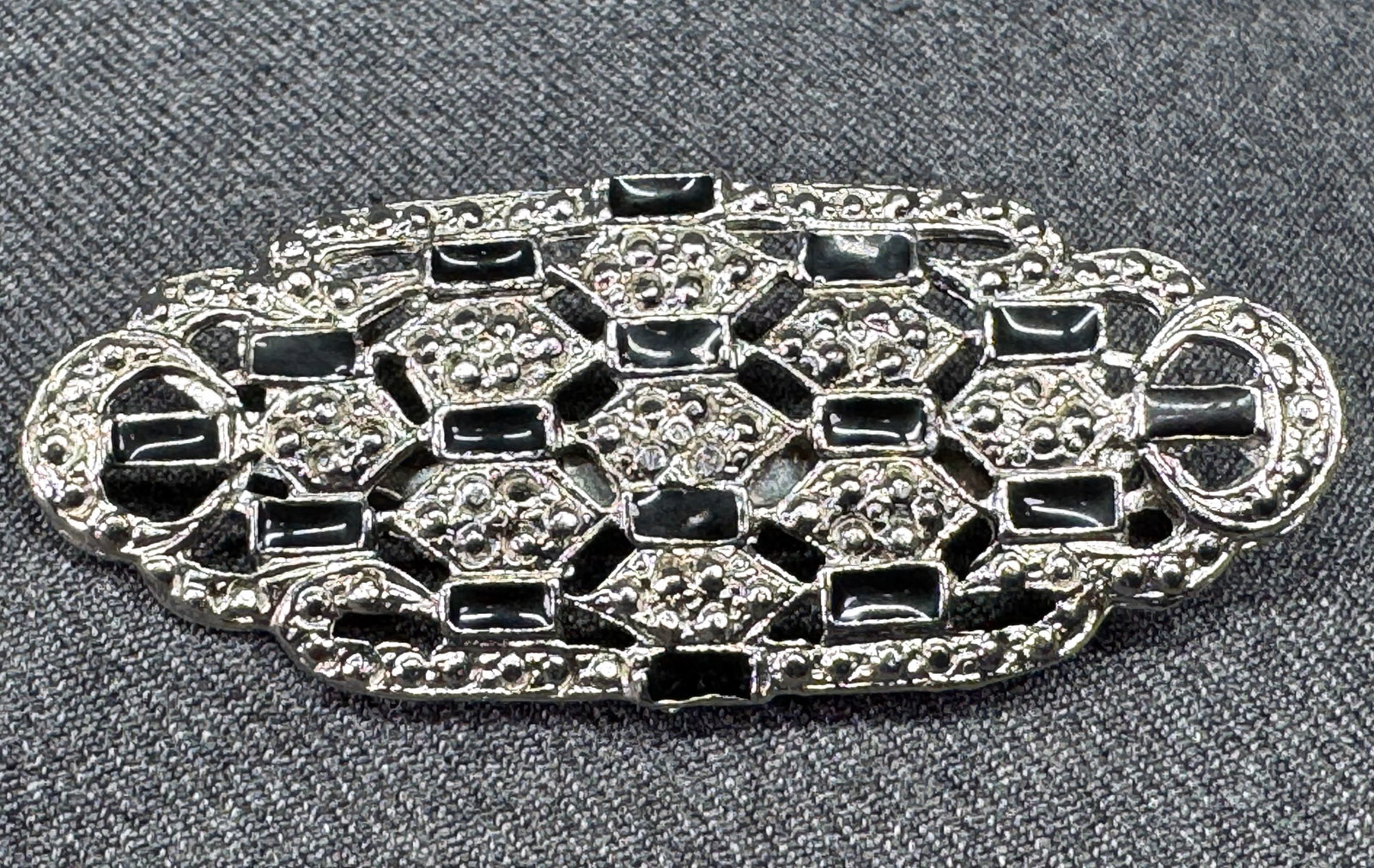 Vintage art deco style black enamel silver-toned brooch pin *a: Vintage art deco style black enamel silver-toned brooch pin.Unmarked. For measures please refer to the pictures taken with a measuring tape. Weight: 20 Grams. IN HOUSE FLAT SHIPPING & HANDLING COST WI
