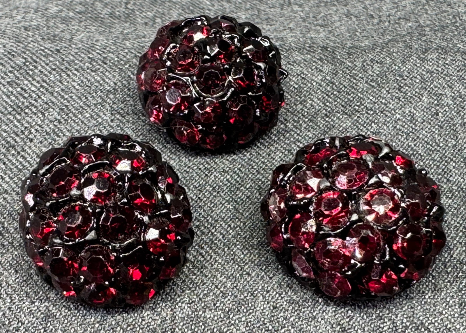 Vintage ruby color crystals Japanned metal dome buttons. Lot of 3. #a: Vintage ruby color crystals Japanned metal dome buttons. Lot of 3. Unmarked . For measures please refer to the pictures taken with a measuring tape. Weight: 38 Grams IN HOUSE FLAT SHIPPING & HANDLING 