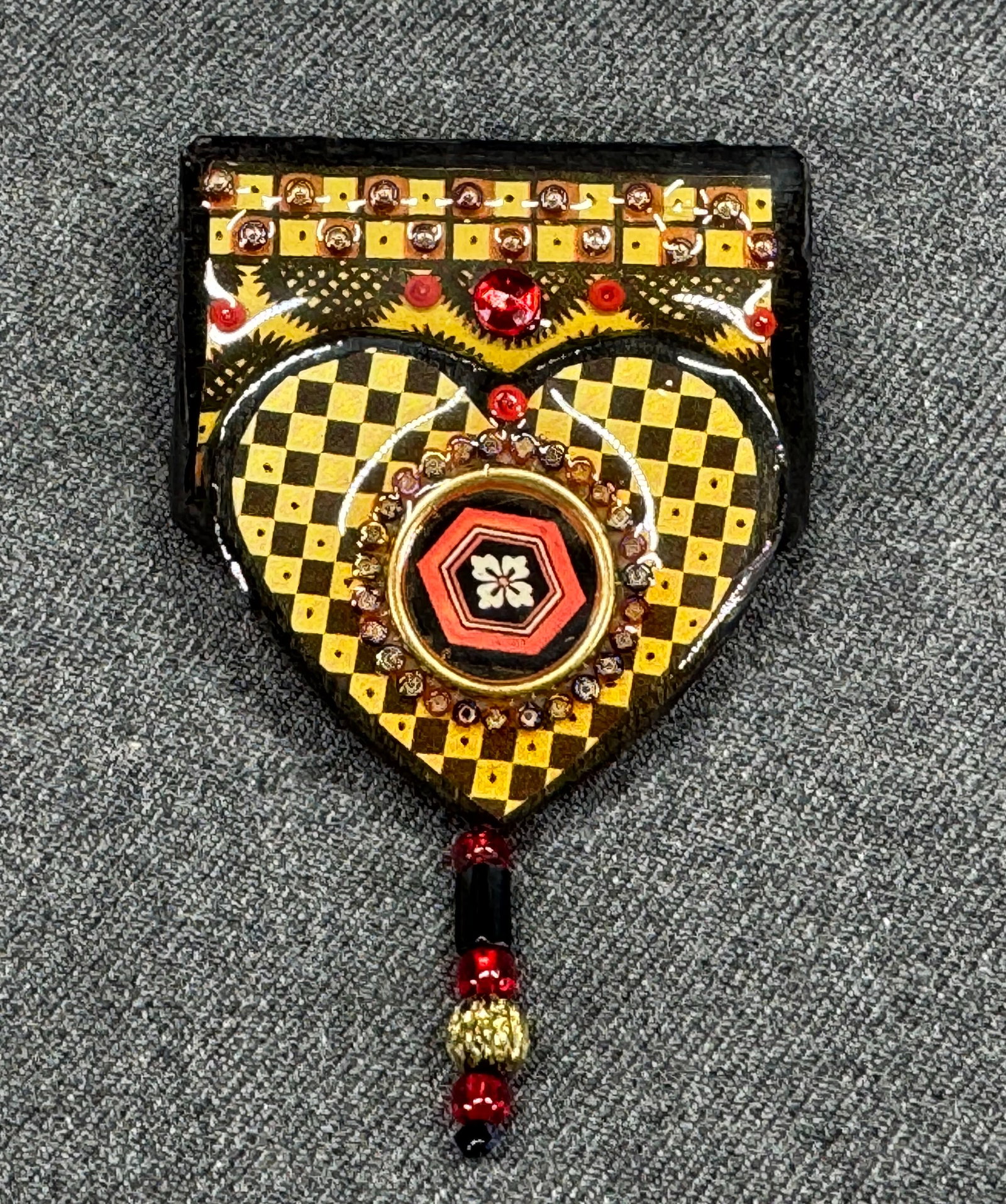 Vintage Betty Williams Carbol images of the heart brooch pin (1 of 7)