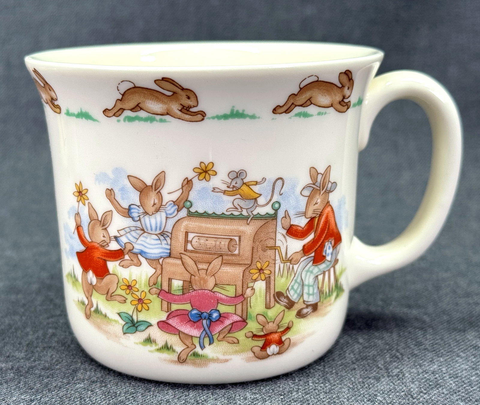 Vintage Royal Doulton Bunnykins Dance Time Cup Mug: Vintage Royal Doulton Bunnykins Dance Time Cup Mug. Marked. For measures please refer to the pictures taken with a measuring tape. Weight: 8 Oz . IN HOUSE FLAT SHIPPING & HANDLING COST WITHIN ALL THE 
