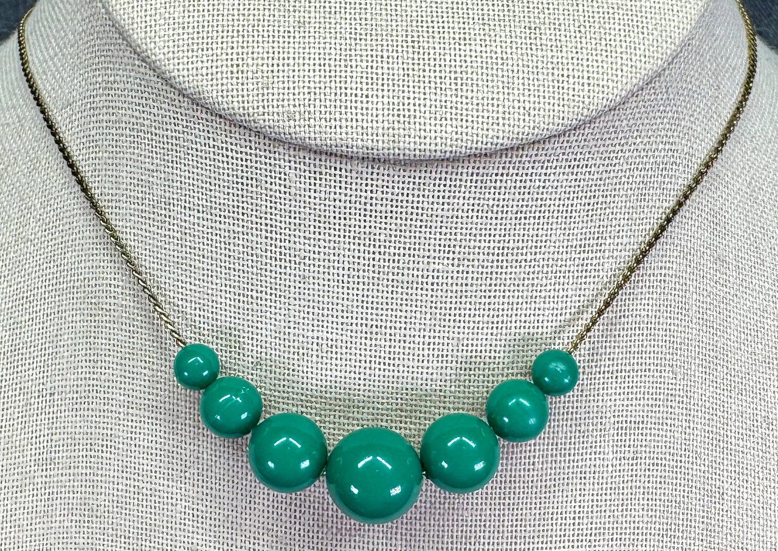 Vintage sliding kelly green plastic beads chain necklace. *e: Vintage sliding kelly green plastic beads dark gold-toned snake chain collar necklace. Unmarked. For measures please refer to the pictures that were taken with a measuring tape. Weight: 4 Grams. IN HO
