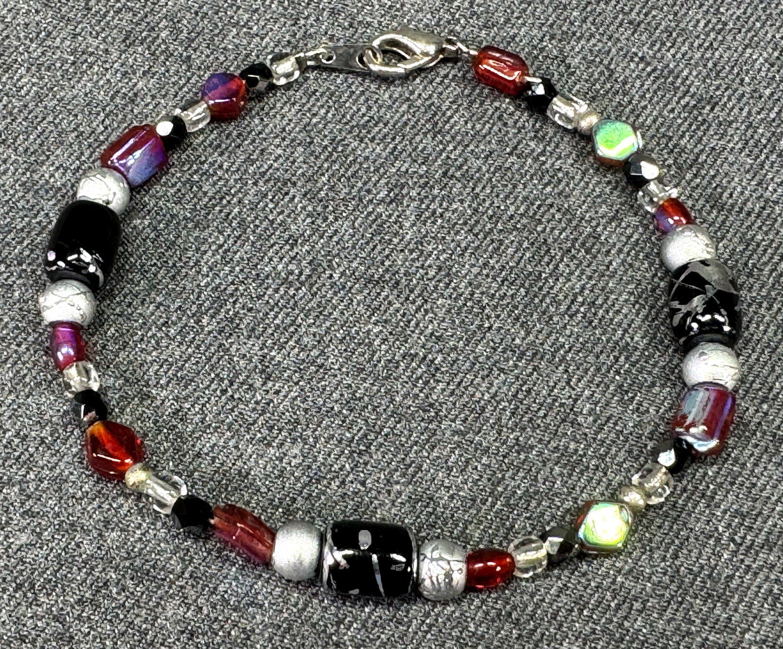 Vintage assorted glass & metal beads bracelet: IN HOUSE FLAT SHIPPING & HANDLING COST WITHIN ALL THE U.S. : $7 To bypass LiveShipping, and use our In-House shipping service for $7 or shipping combined for multiple lots, please select “Arrange Yo