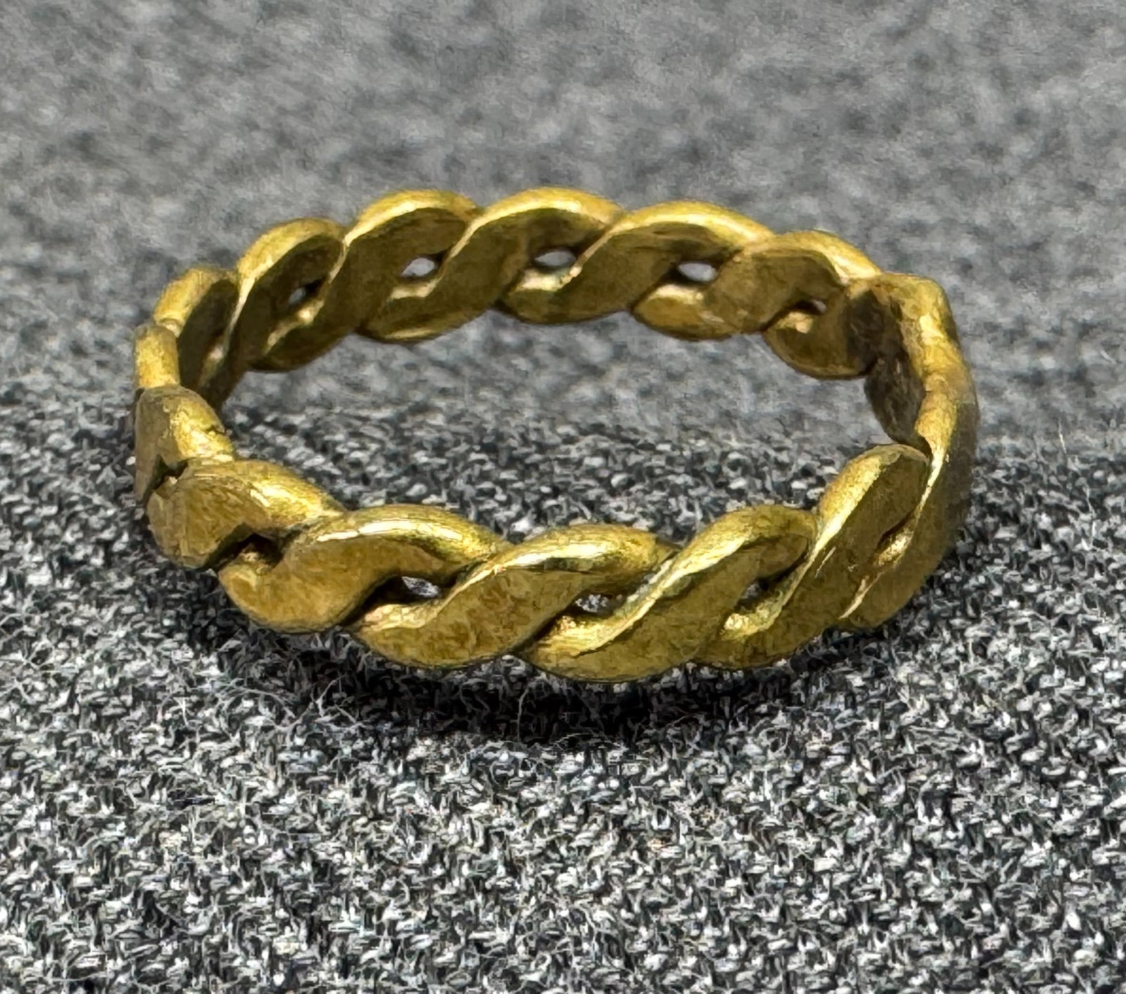 Vintage braided gold-toned ring. *e: Vintage braided gold-toned ring. Unmarked. For measures please refer to the pictures that were taken with a measuring tape. Weight: 1.40 Grams. IN HOUSE FLAT SHIPPING & HANDLING COST WITHIN ALL THE U.