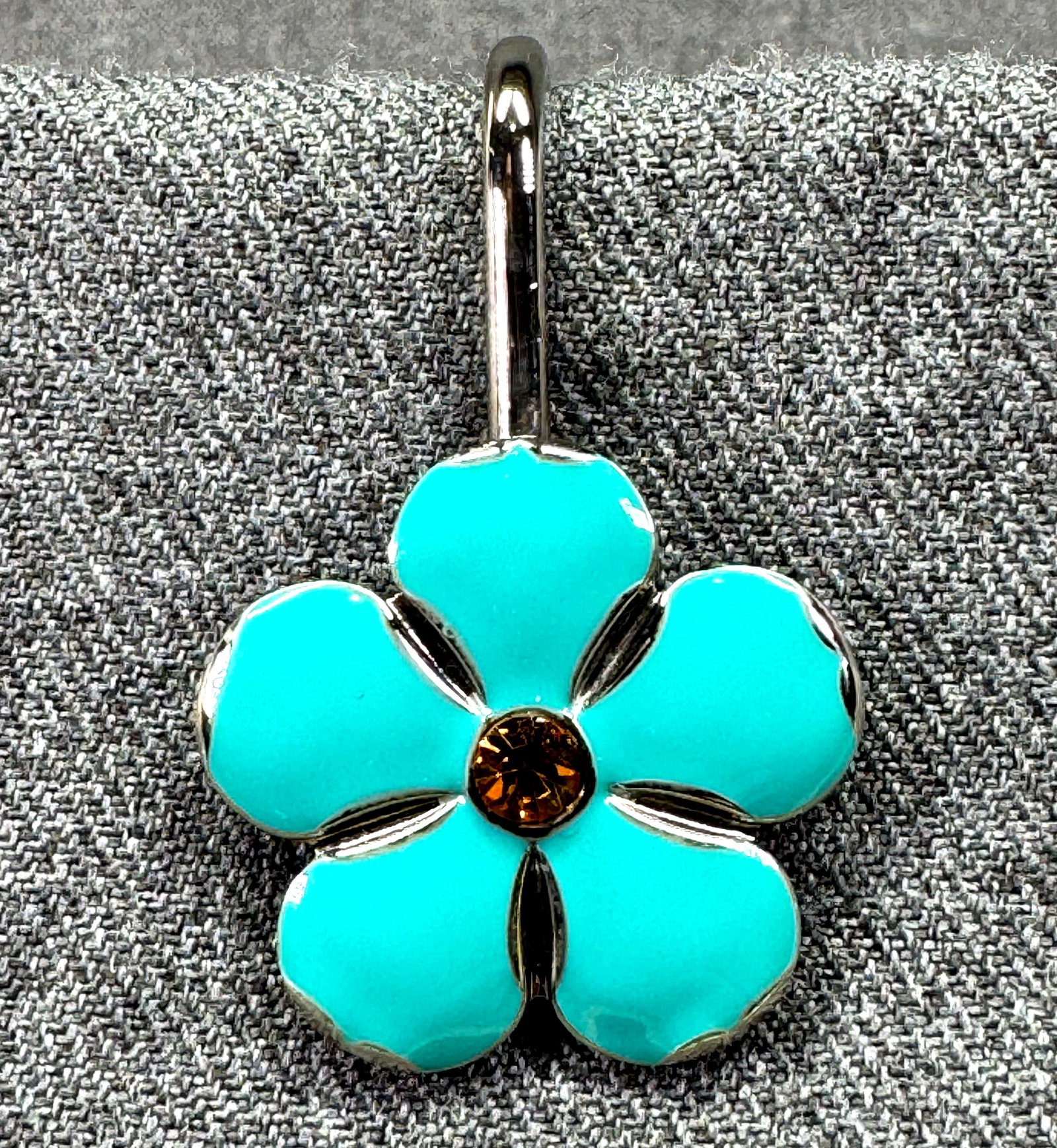 Alexx Inc Finders Key Purse crystal enamel flower key chain. *c: Alexx Inc Finders Key Purse crystal enamel flower key chain. Marked. For measures please refer to the pictures taken with a measuring tape. Weight: 25 Grams. IN HOUSE FLAT SHIPPING & HANDLING COST WIT